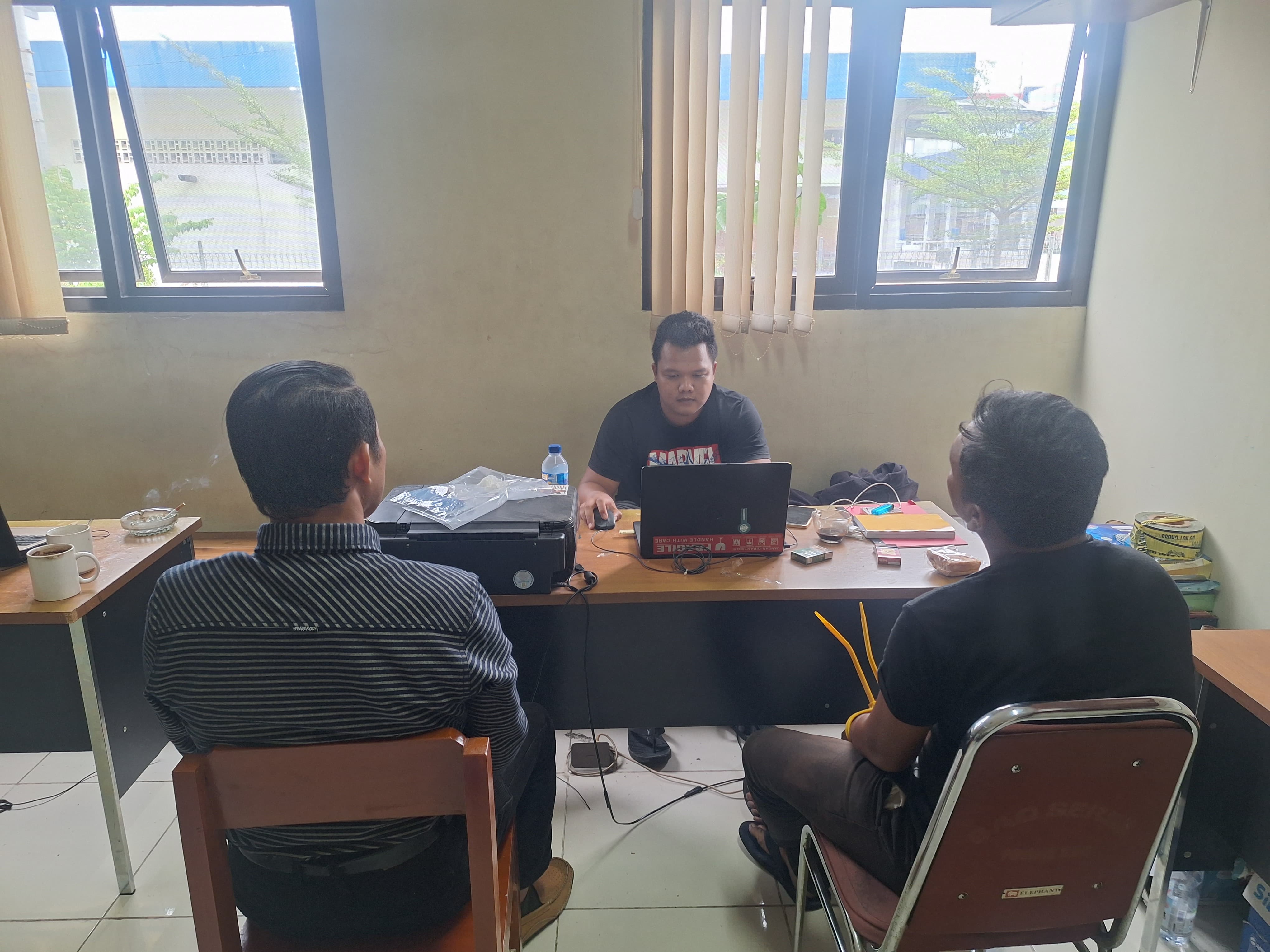 Polisi menginterogasi DP, warga Kecamatan Gatak, tersangka peredaran narkoba jenis sabu.