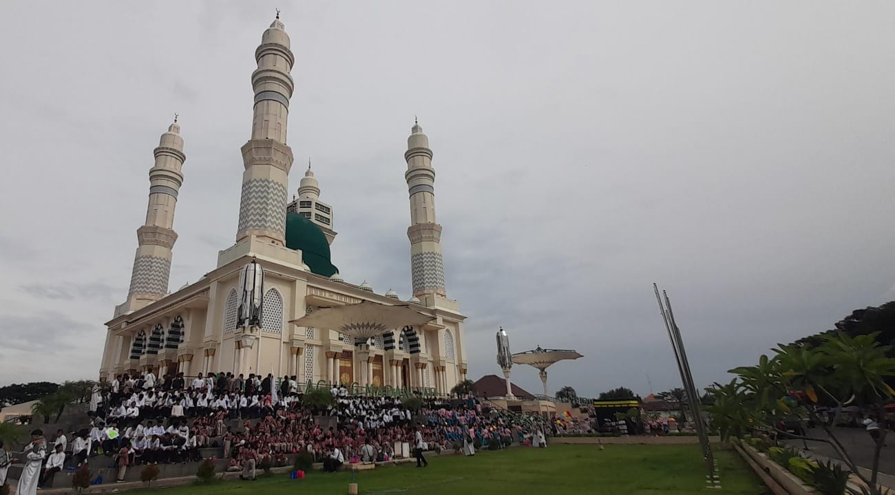 Ribuan santri pawai menyambut bulan suci Ramadhan di Masjid Agung Madaniyah Karanganyar, Jumat (13/2/2026). (Rudi Hartono/Radar Solo)