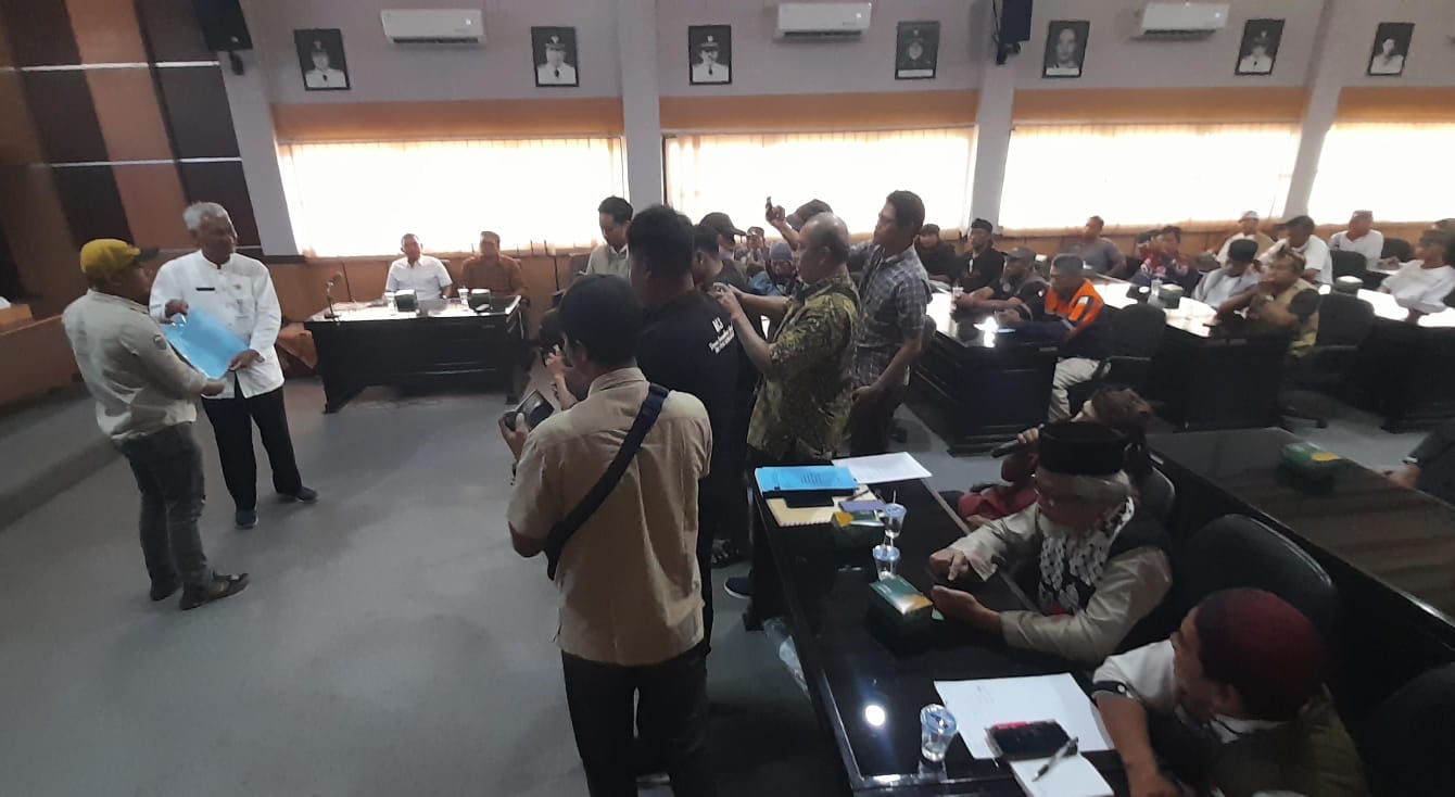 Aliansi masyarakat lereng Gunung lawu audiensi di Kantor Bupati Karanganyar, Jumat (13/2/2026) untuk menyatakan penolakan pembangunan Geothermal Gunung Lawu. (Rudu Hartono/Radar Solo)