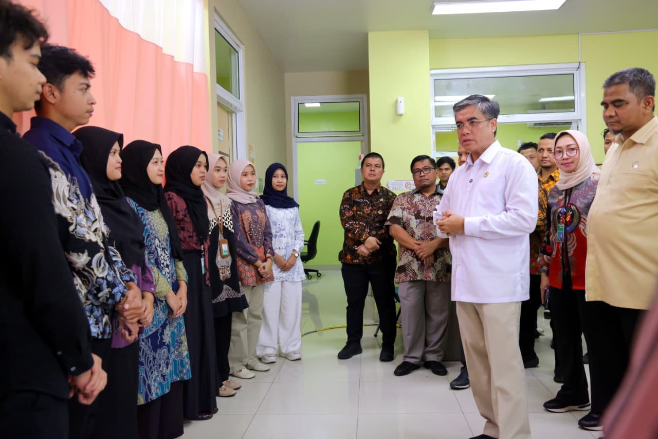 Menaker Yassierli berdialog dengan peserta pemagangan nasional di RS Unand Padang, Kamis (12/2/2026). (Biro Humas Kemenaker)
