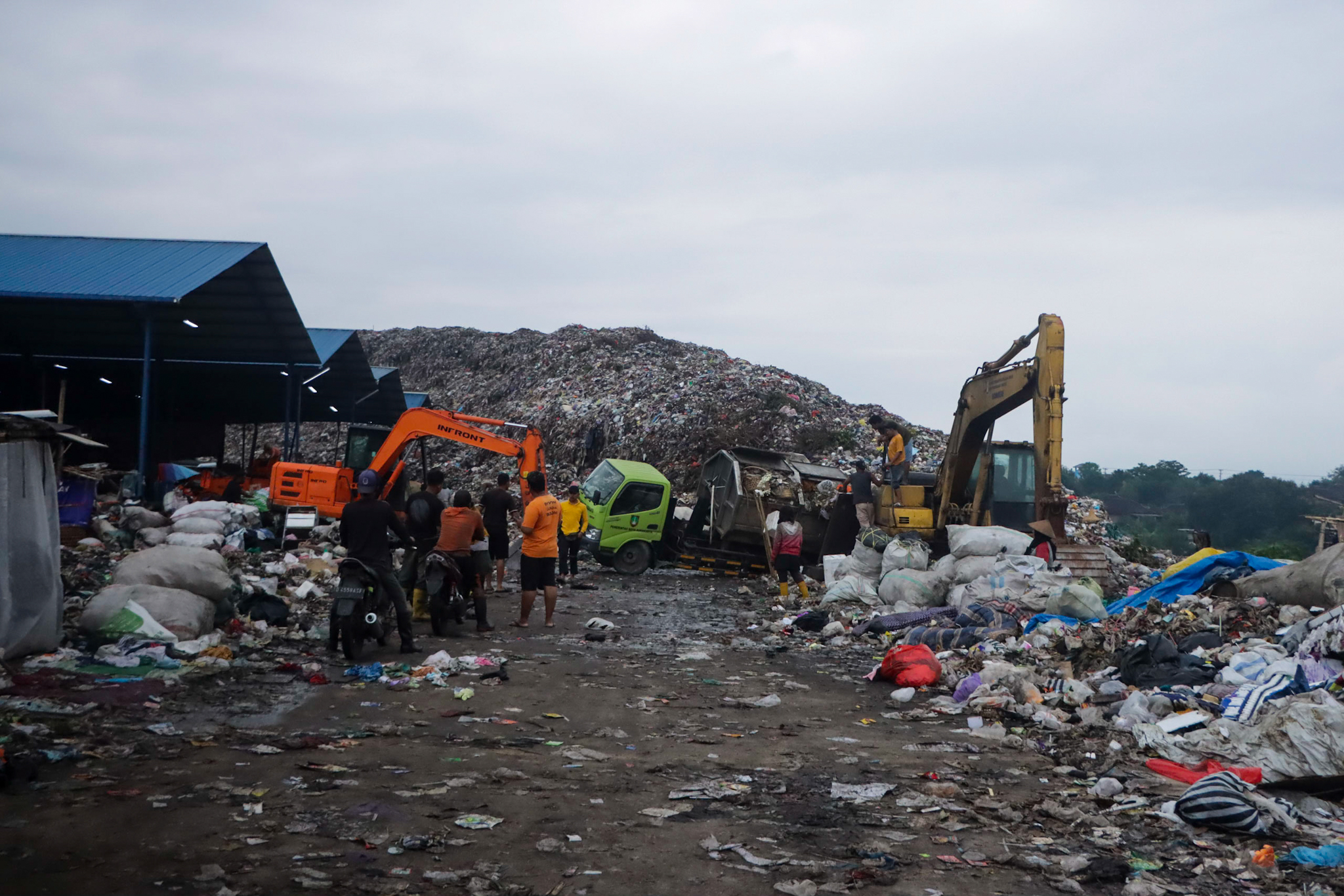 Ekskavator mengurai sampah di TPA Putri Cempo Solo. (M Ihsan/Radar Solo)