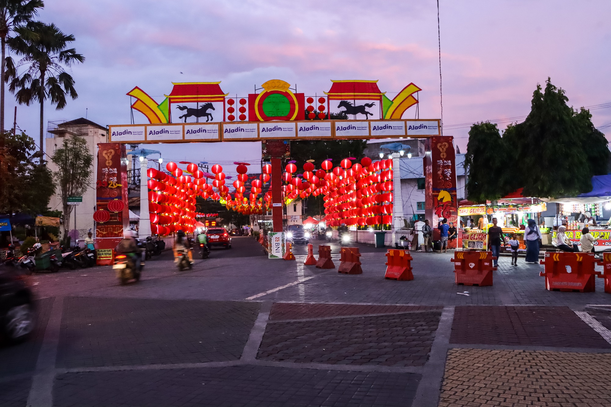 Kawasan Pasar Gede mulai bersolek menyambut Imlek 2026. (M Ihsan/Radar Solo)