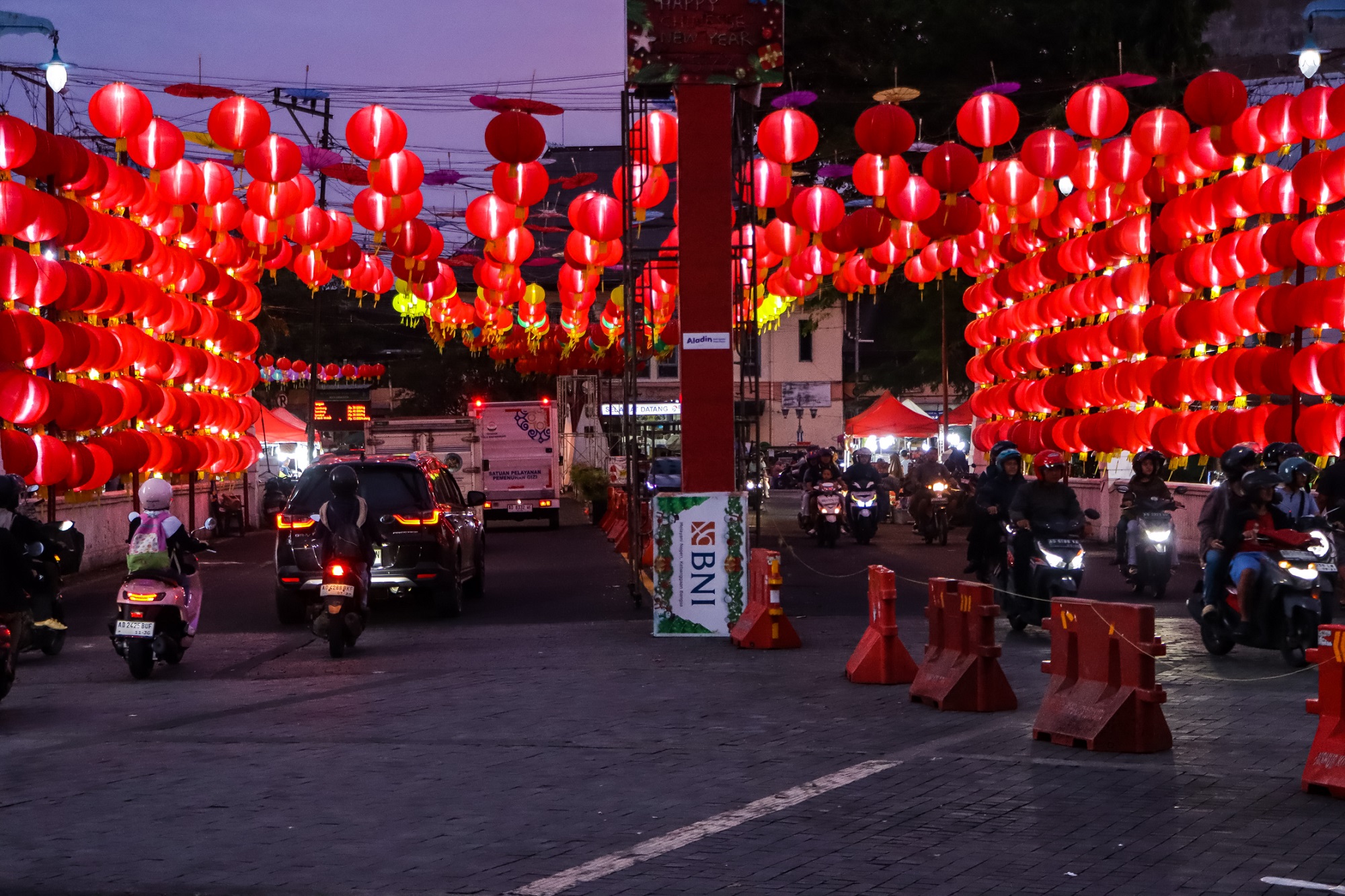 Lampion di kawasan Pasar Gede semakin ikonik sambut Imlek 2026