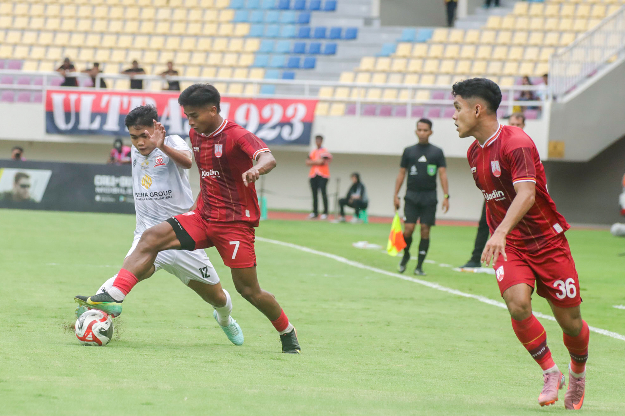 Winger Persis Solo Irfan Jauhari dikawal pemain Madura United di Stadion Manahan, Jumat (13/2/2026).