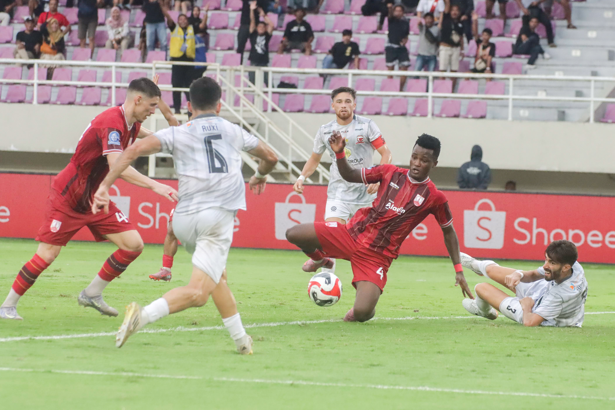 Striker Persis Solo Abu Kamara dijegal pemain Madura United di Stadion Manahan, Jumat (13/2/2026).