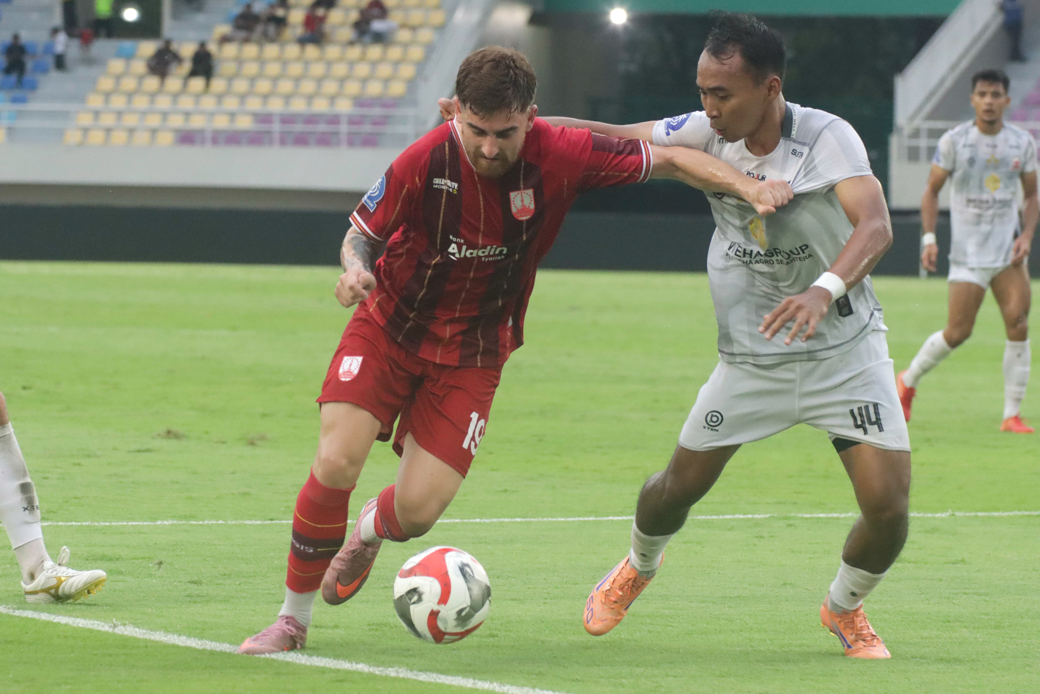 Striker Persis Solo Dejan Tumbas melawan Madura United di Stadion Manahan, Jumat (13/2/2026).
