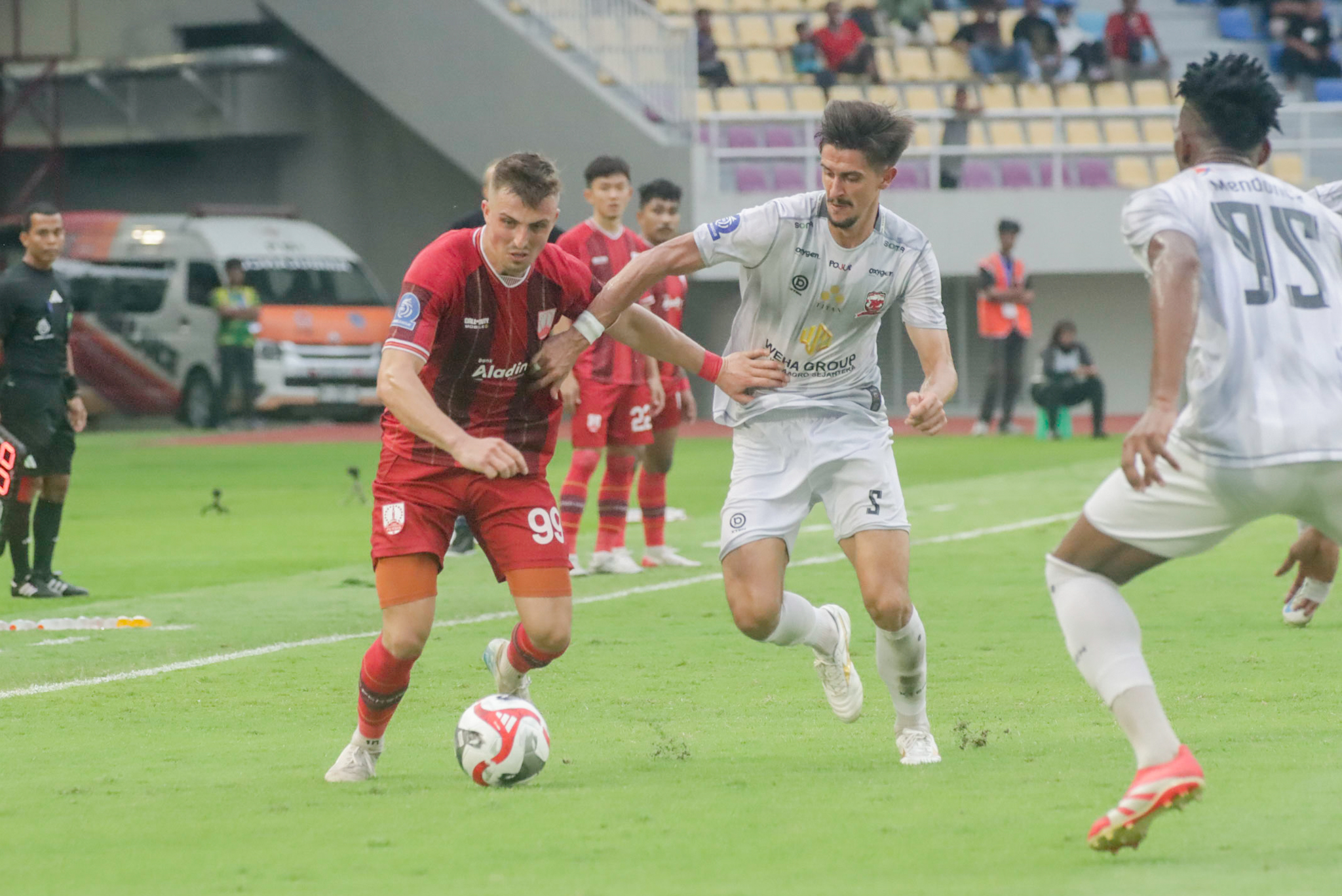 Striker Persis Solo Roman Paparyga dikawal pemain Madura United di Stadion Manahan, Jumat (13/2/2026).