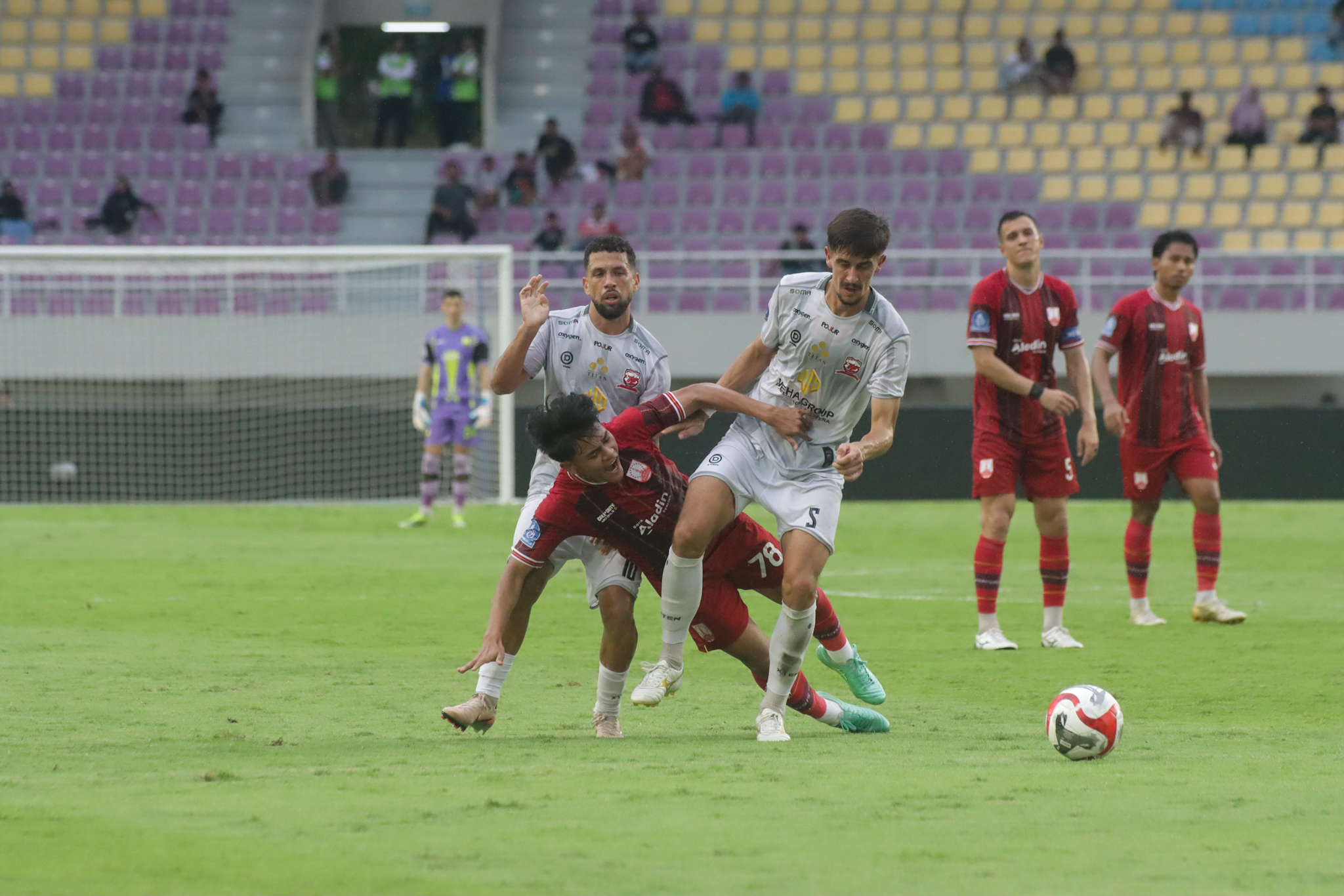 Gelandang Persis Solo Zanadin Fariz dijegal dua pemain Madura United di Stadion Manahan, Jumat (13/2/2026).
