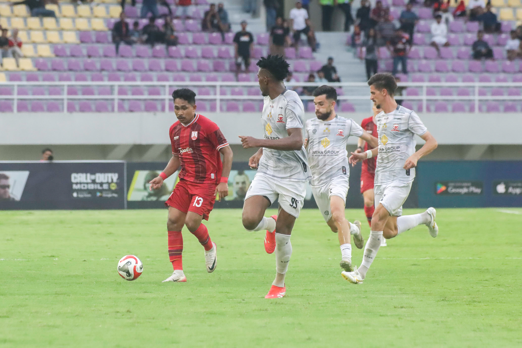 Pergerakan bek Persis Solo Alexvan Djin dikawal tiga pemain Madura United di Stadion Manahan, Jumat (13/2/2026).