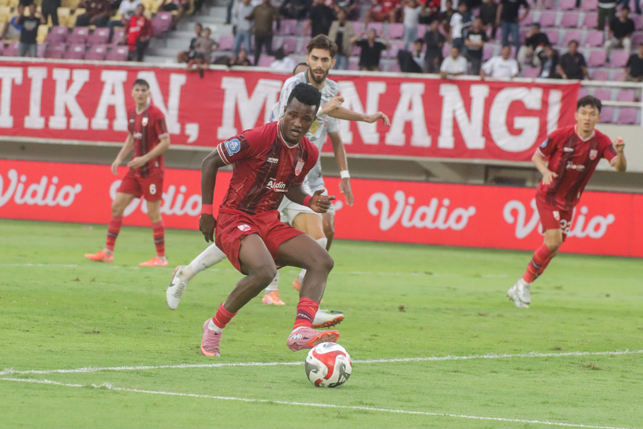 Striker Persis Solo Abu Kamara melawan Madura United di Stadion Manahan, Jumat (13/2/2026).