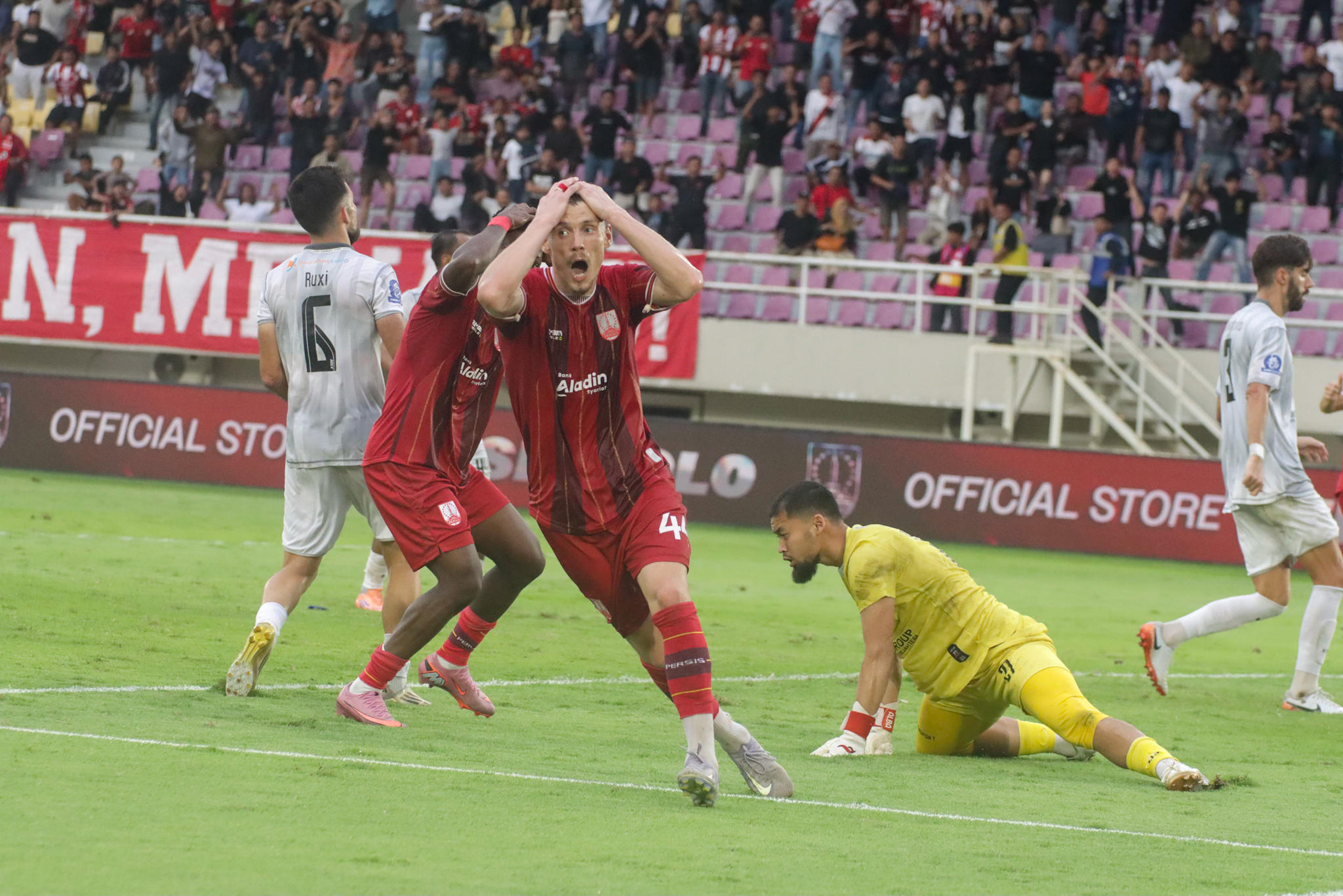 Bek Persis Solo  Dejan Mijic hampir membobol gawang Madura United di Stadion Manahan, Jumat (13/2/2026).