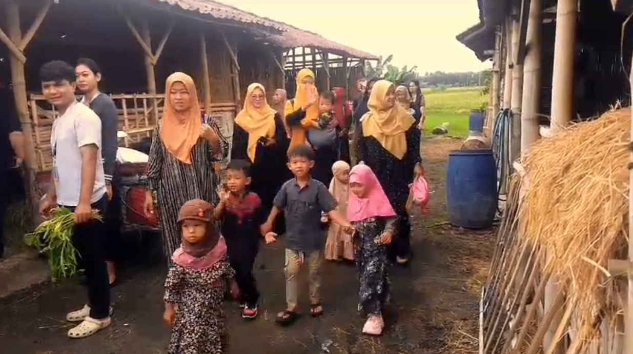 Anak-anak TK dan PAUD belajar peternakan di kandang kolektif Desa Pranan, Kecamatan Polokarto, Sukoharjo.