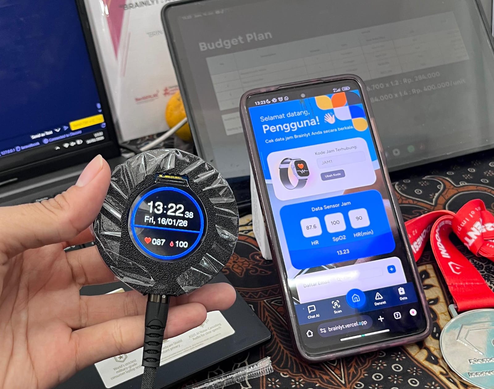 Aplikasi Brainlyt yang terhubung dengan smartwatch kreasi mahasiswa UMS.