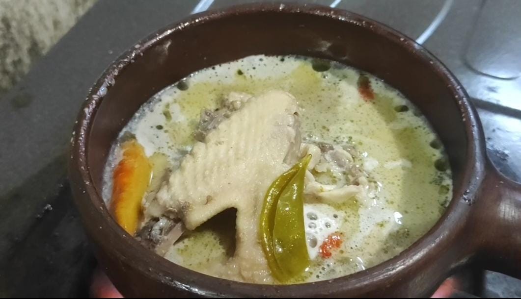 Menu garang asem kendil di Rumah Makan Ayam Ungkep Kembaran, Dusun Kembangan, Desa Sidodadi, Kecamatan Masaran, Sragen. (Ahmad Khairudin/Radar Solo)