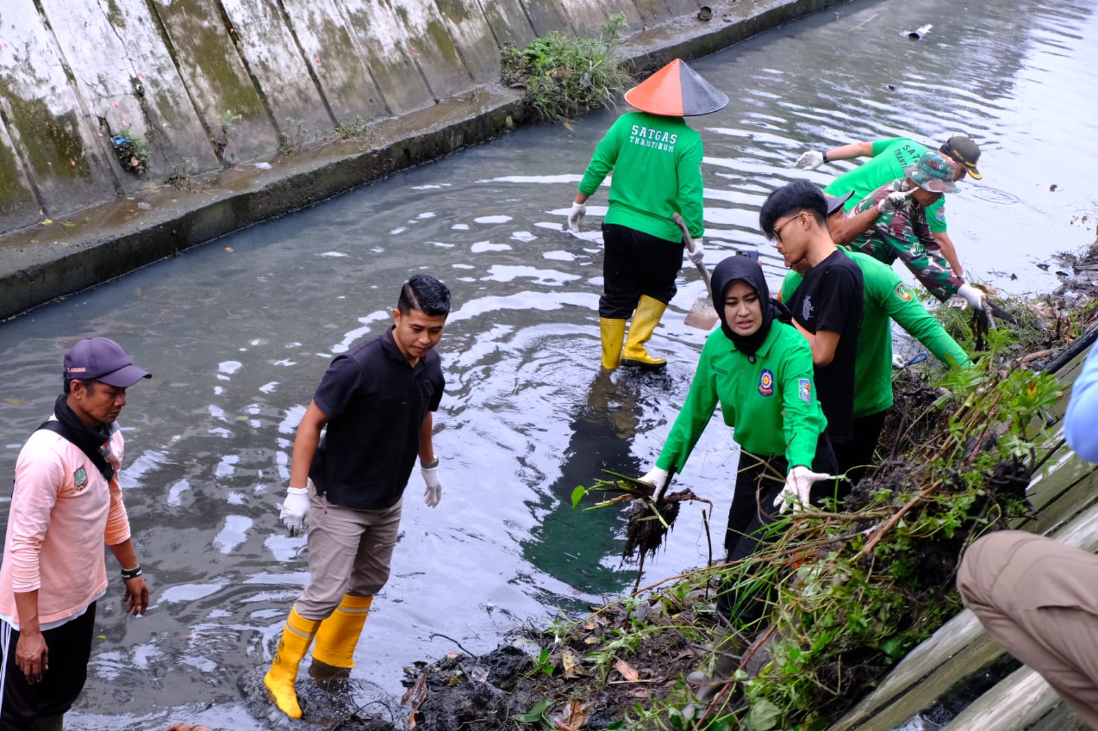 Wawali Solo Astrid Widayani ikut terjun bersihkan Kali Pepe, Jumat (13/2/2026). (Humas Pemkot Solo)