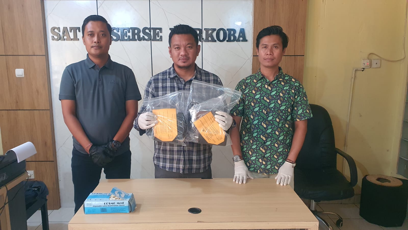 Anggota Satresnarkoba Polres Sragen menunjukkan barang bukti kasus peredaran sabu dan pil koplo, Jumat (13/2/2026). (Ahmad Khairudin/Radar Solo)