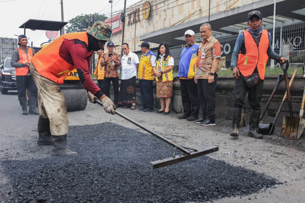 Gubernur Jateng Ahmad Luthfi cek perbaikan jalan provinsi. (Humas Pemprov Jateng)