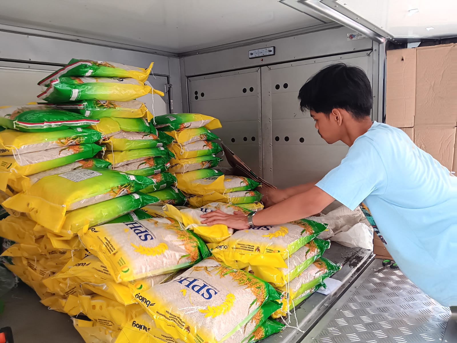 Berbagai produk yang diperjualbelikan dalam Gerakan Pangan Murah (GPM) di halaman Kantor Desa Troketon, Kecamatan Pedan, Klaten.