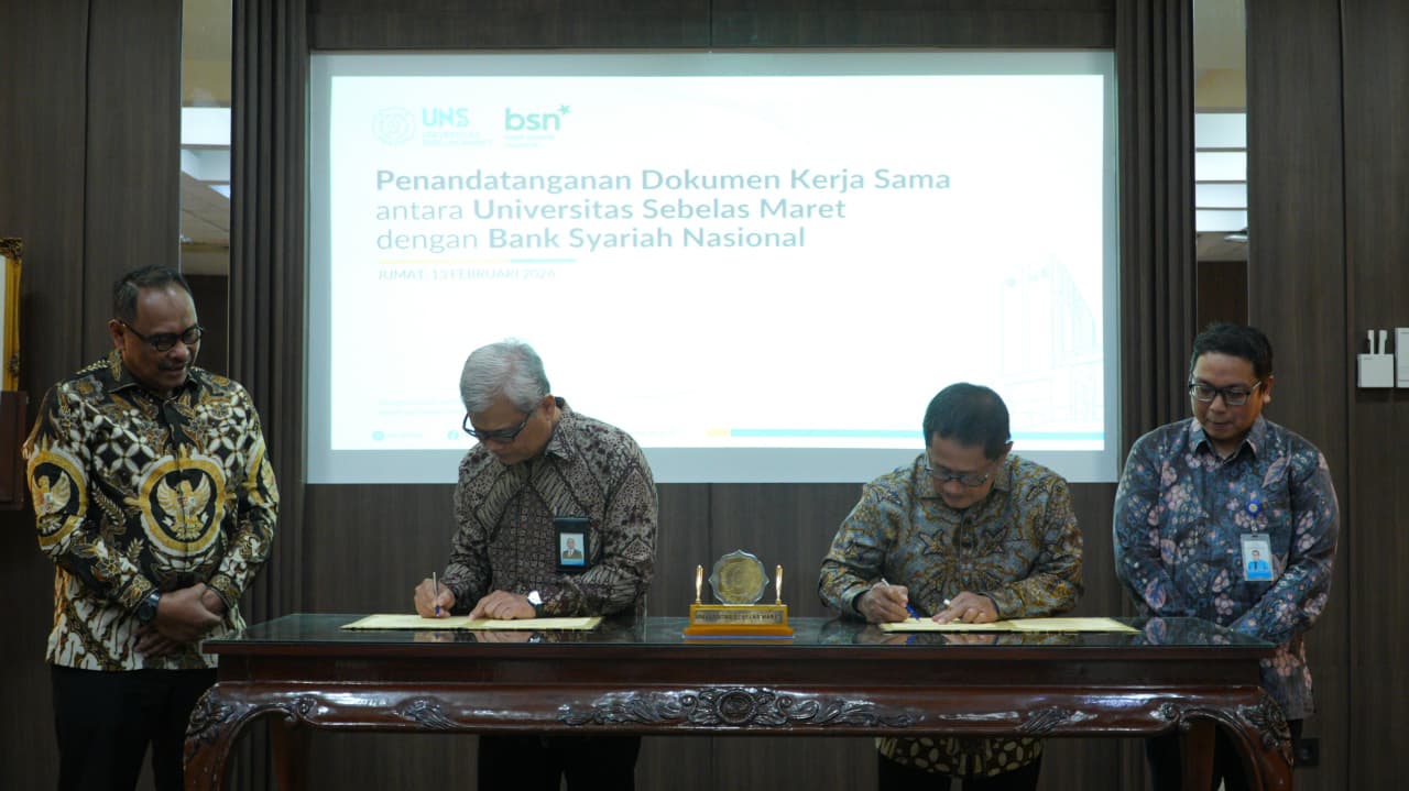 Penandatanganan MoU oleh Rektor UNS Prof. Dr. Hartono (dua dari kiri) bersama Direktur Utama BSN Alex Sofjan Noor, di Kota Solo, Jumat (13/2/2025).