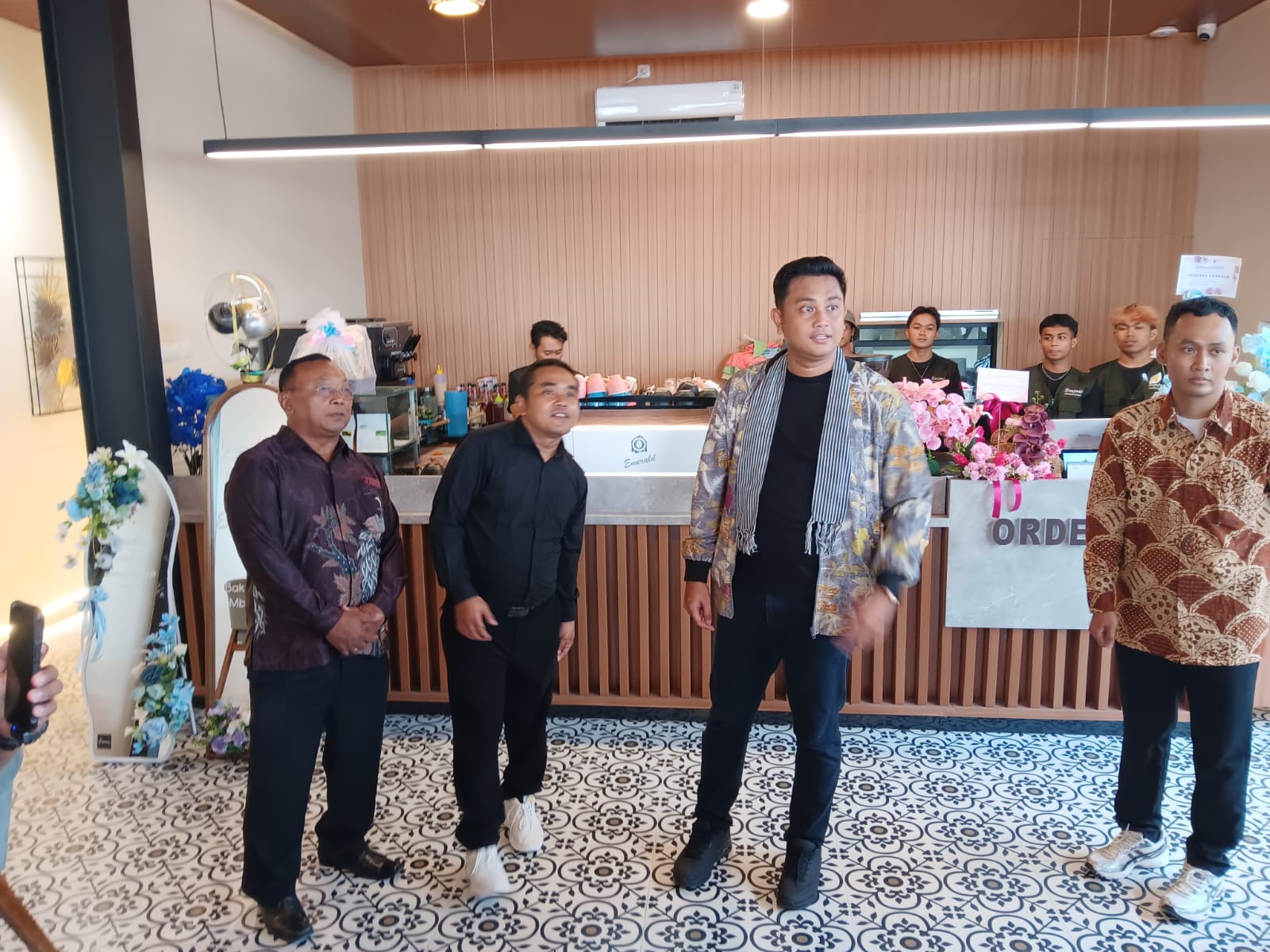 Bupati Klaten Hamenang Wajar Ismoyo tinjau kedai kopi di Desa Sumberejo, Kecamatan Klaten Selatan, Jumat (13/2/2026).  &nbsp;