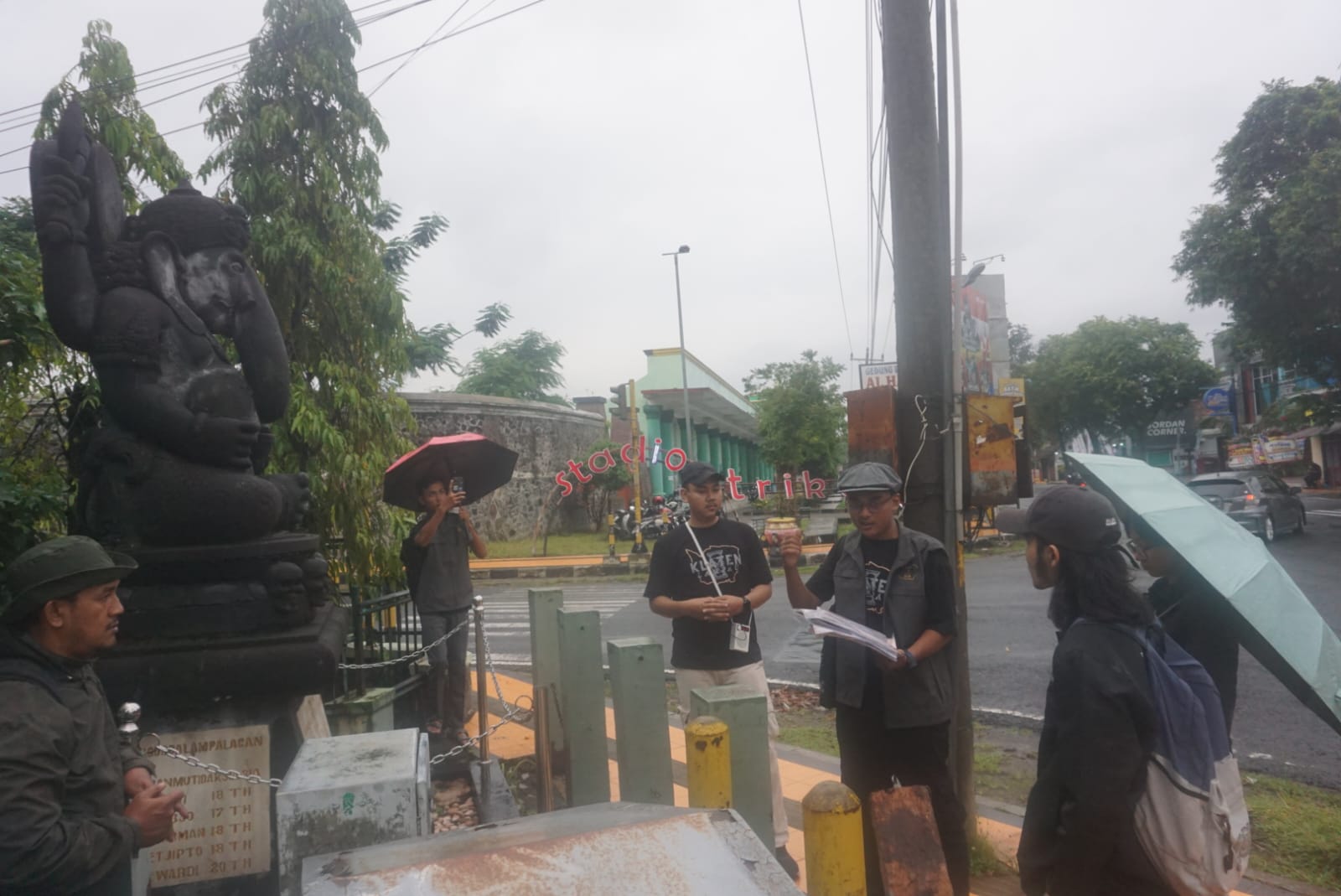 Kegiatan menelusuri jejak kolonial di Kota Klaten lewat kegiatan walking tour yang digagas Komunitas Klaten Lampau.
