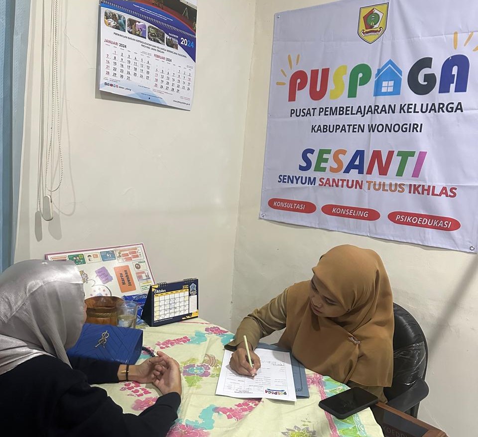 Konselor Puspaga Dinsos PPKB P3A Wonogiri Afrilin Dewi Purnama memberikan konseling.