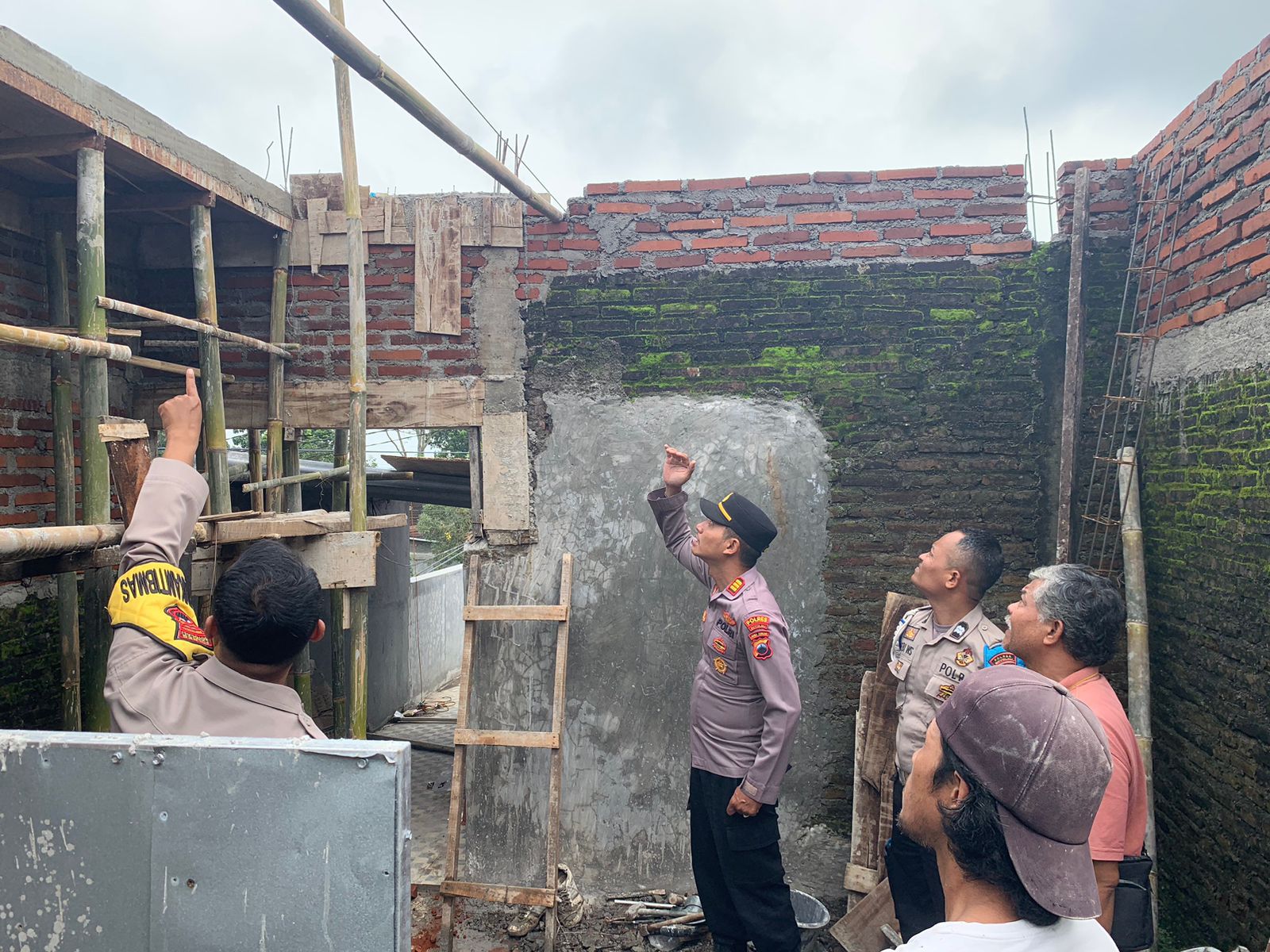 Polisi olah TKP pekerja bangunan di Perum BSP 2, Desa Karanggeneng, Kecamatan Boyolali Kota yang tewas kesetrum, Jumat (13/2/2026).