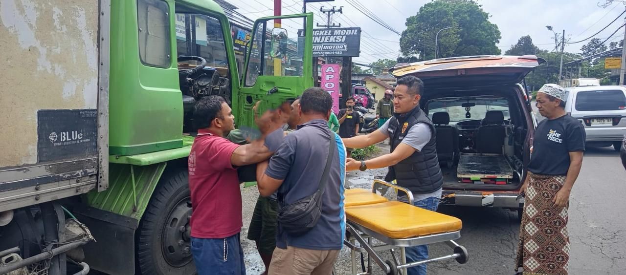 Evakuasi Mudjari yang meninggal di dalam truk yang terparkir di Jalan Raya Semarang-Solo, tepatnya di depan SPBU Tanduk, Kecamatan Ampel, Boyolali, Jumat (13/2/2026).