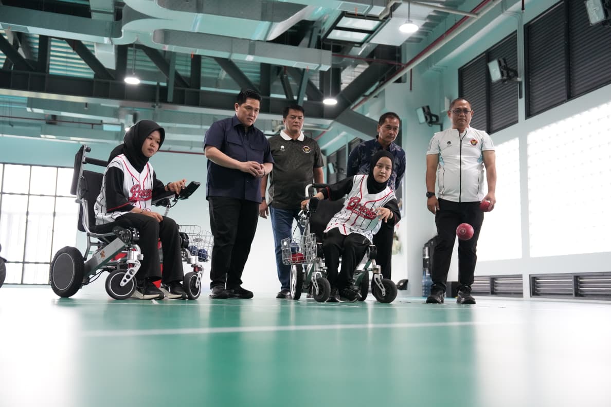 BERI MOTIVASI: Menpora Erick Thohir saat melihat atlet boccia tengah berlatih di Wisma Atlet Paralympic Training Center di Delingan, Sabtu (14/2/2026).
