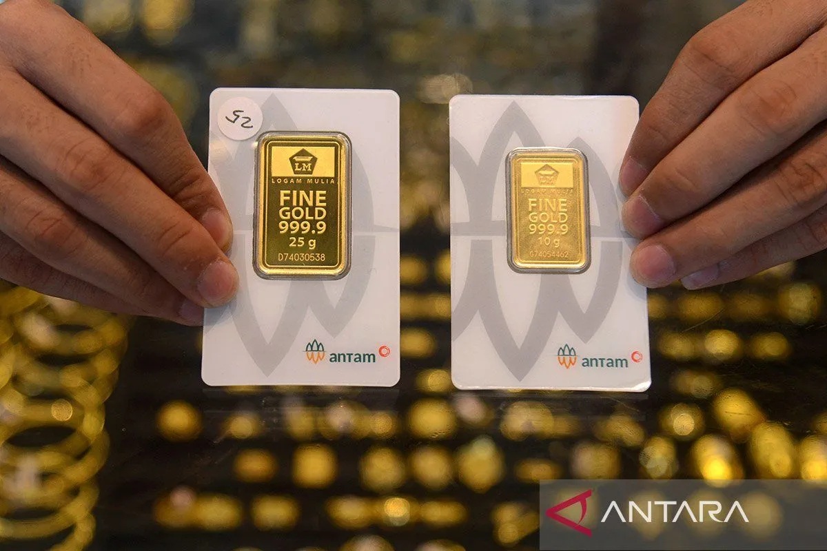 Harga emas Antam hari ini 15 Februari 2026 Rp2.954.000 per gram. Simak daftar harga terbaru semua ukuran dan ketentuan pajaknya.