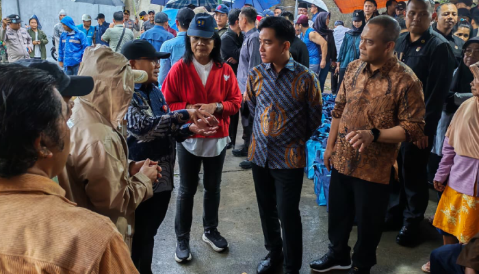 Wapres Gibran Rakabuming Raka dan Gubernur Jateng Ahmad Luthfi&nbsp;meninjau langsung lokasi terdampak tanah bergerak di Jangli, Tembalang, Semarang.