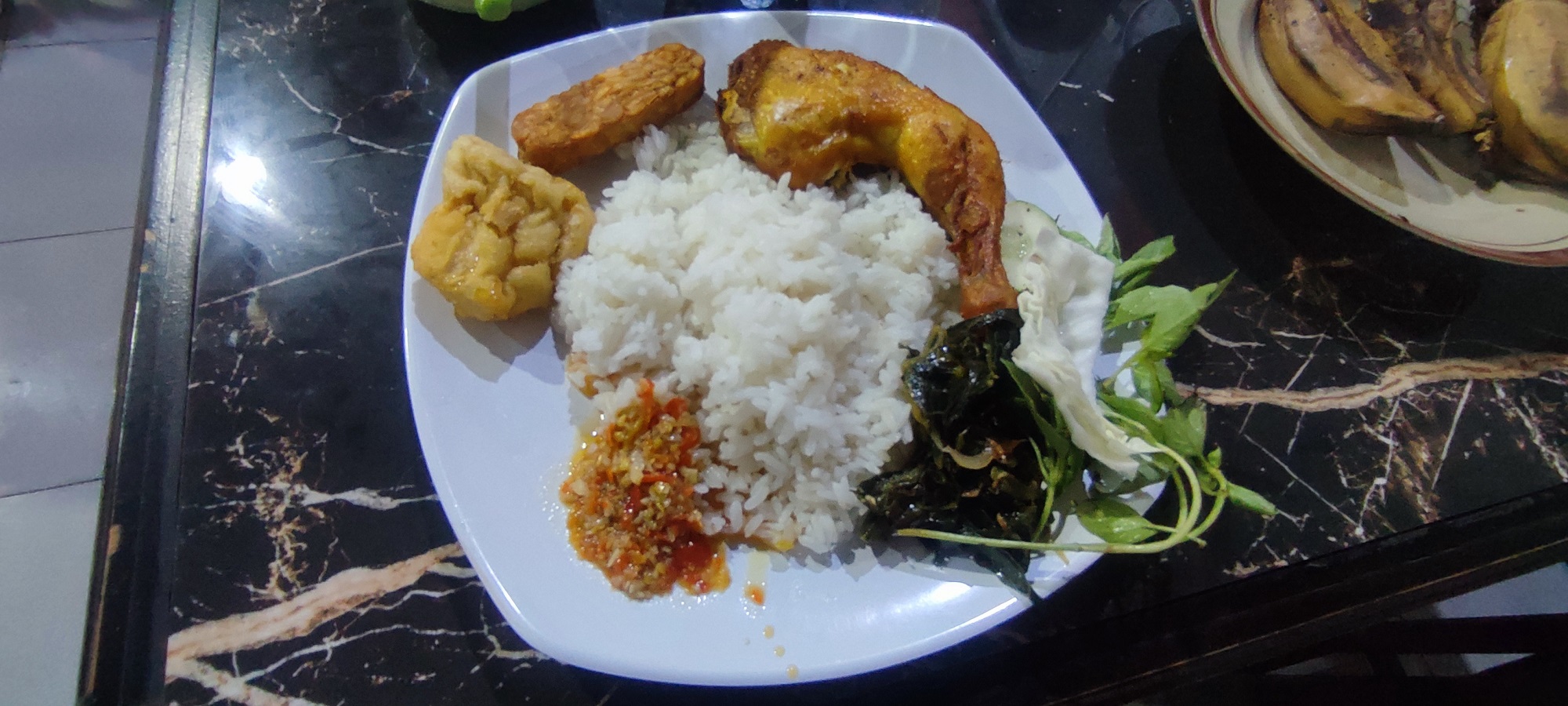 Ayam goreng warung makan Bumbu Ganep di Gemolong, Sragen dengan cita rasa merasuk hingga dalam. (Ahmad Khairudin/Radar Solo)