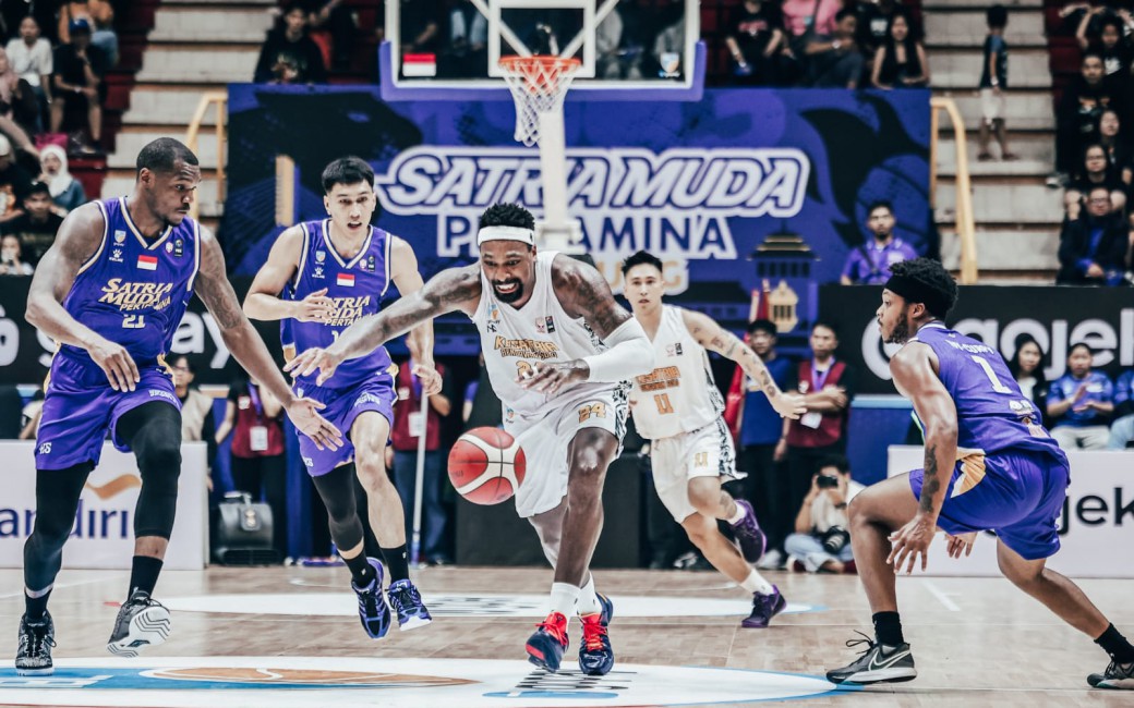 Kentrell Barkley dikawal ketat pemain Satria Muda di Bandung Arena, Sabtu (14/2/2026)