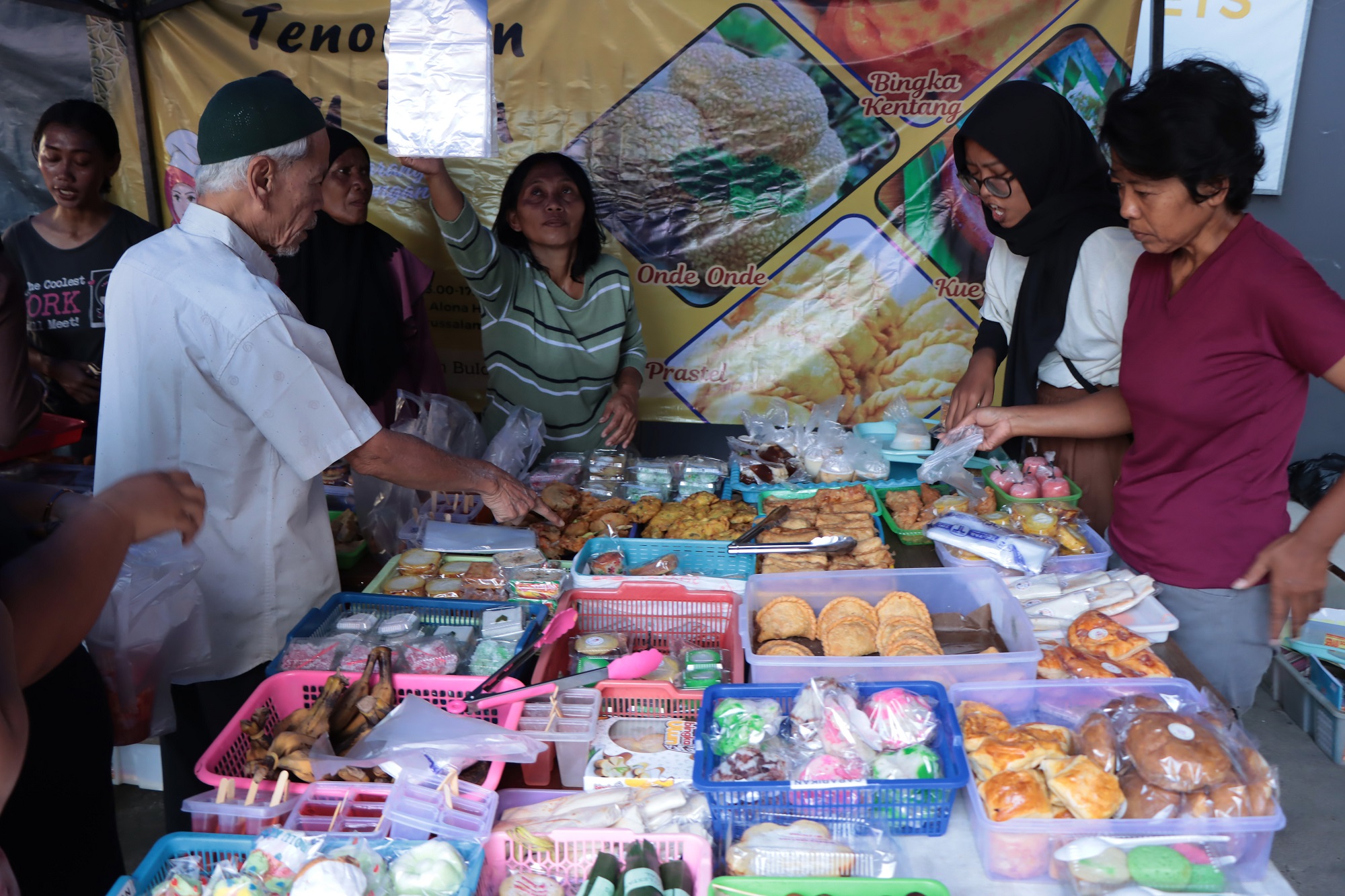 Pedagang takjil selalu menjamur di bulan Ramadan. (Arief Budiman/Radar Solo)