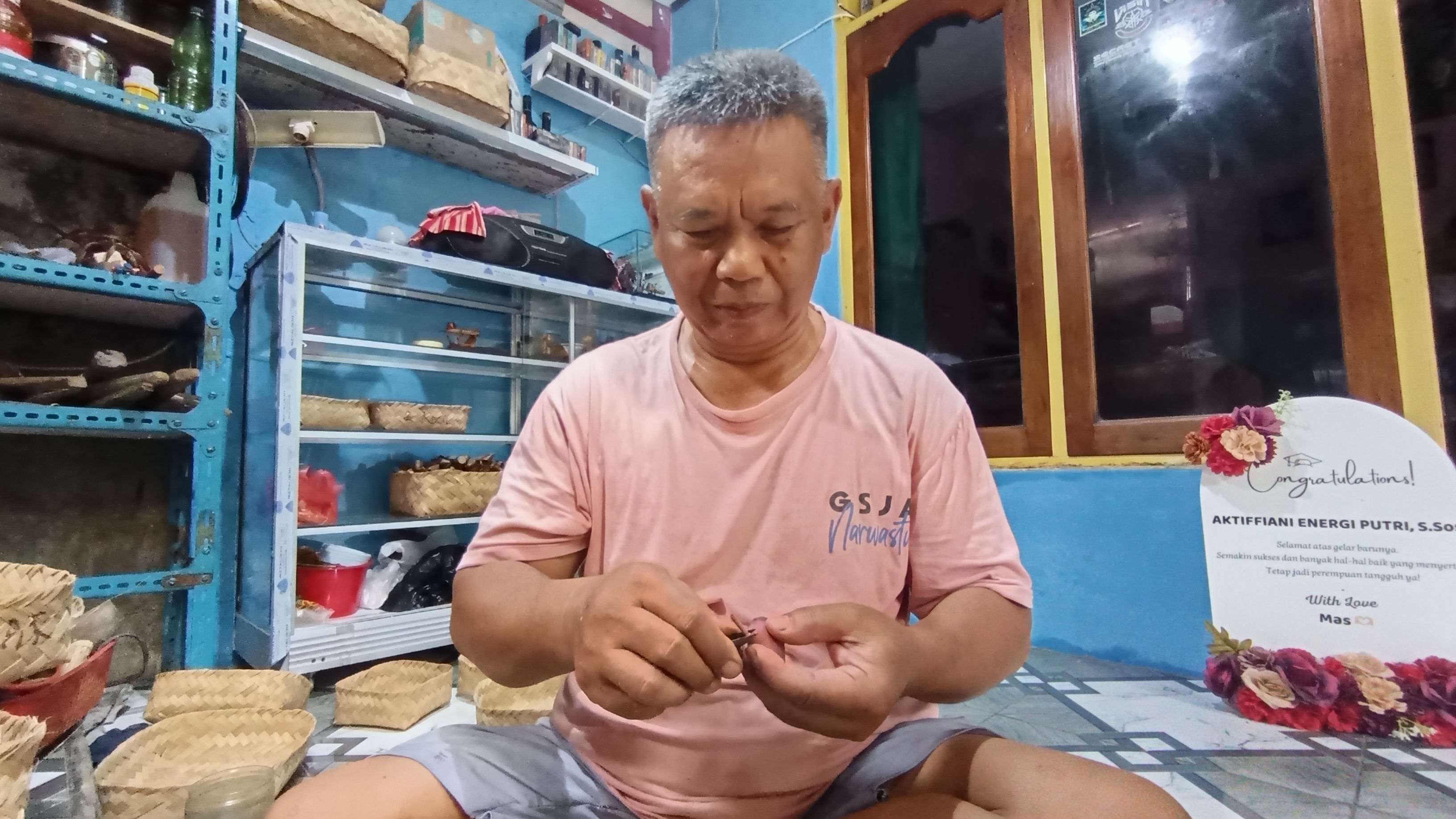 Purwanto bertekad tetap membuat canting batik meski kini usianya sudah mulai senja. (A.&nbsp;Chrstian/Radar Solo)