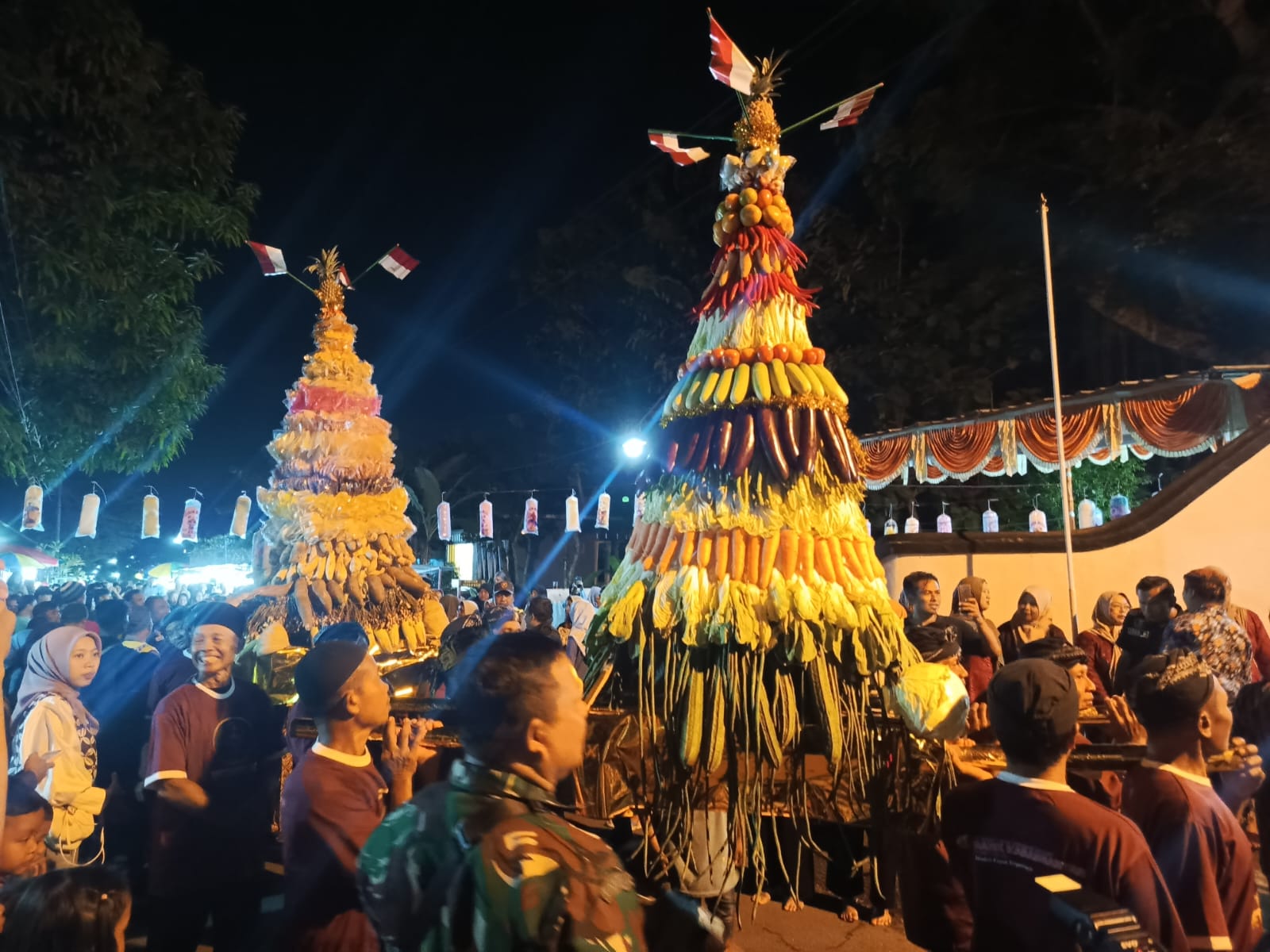 Gunungan palawija dibawa memasuki areal Situs Giyanti saat acara Napak Tilas 271 Tahun Perjanjian Giyanti. (Rudi Hartono/Radar Solo)
