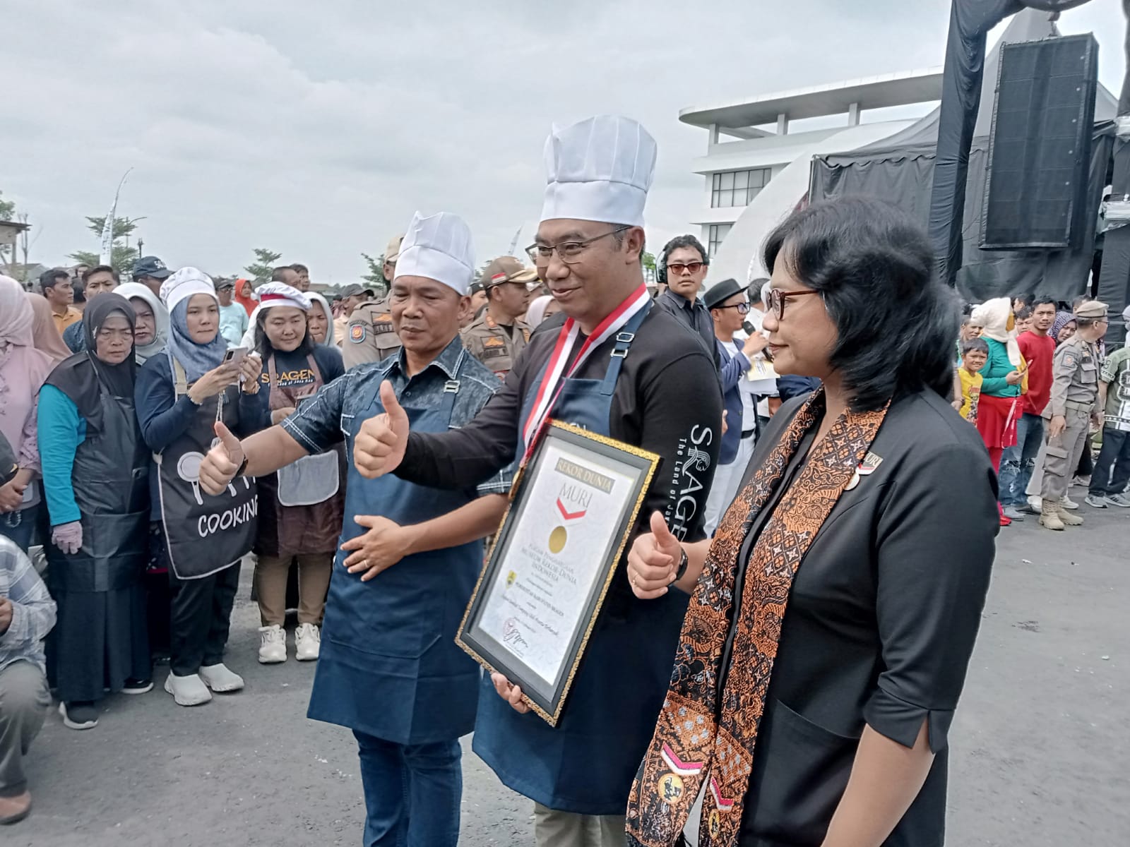 Bupati Sragen Sigit Pamungkas menunjukkan Piagam rekor Museum Rekor-Dunia Indonesia (MURI) kategori sajian sambal tumpang dengan peserta terbanyak. (Ahmad Khairudin/Radar Solo)