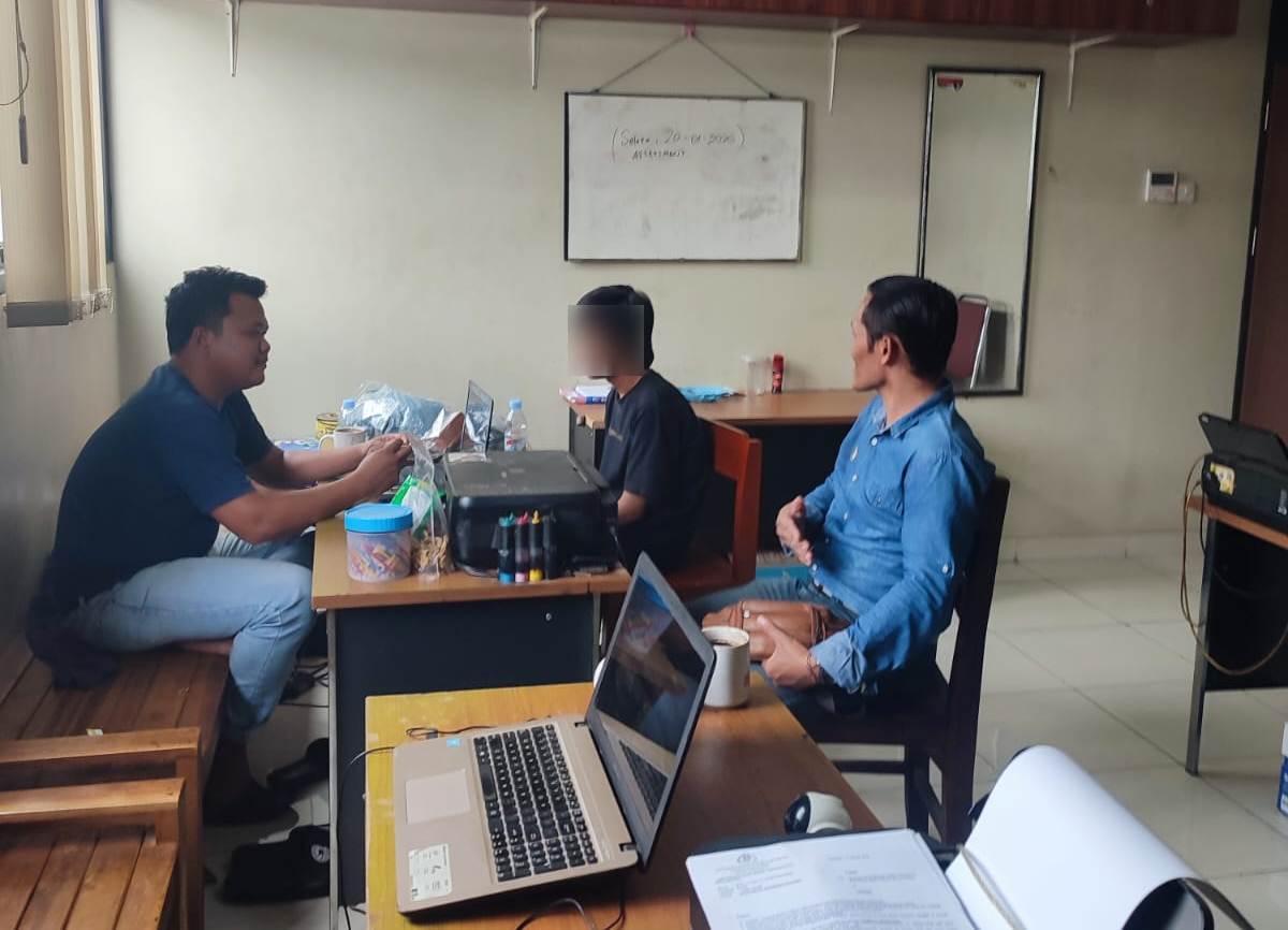 Tersangka AS pemesan tembakau sinte diamankan di Mapolres Sukoharjo.