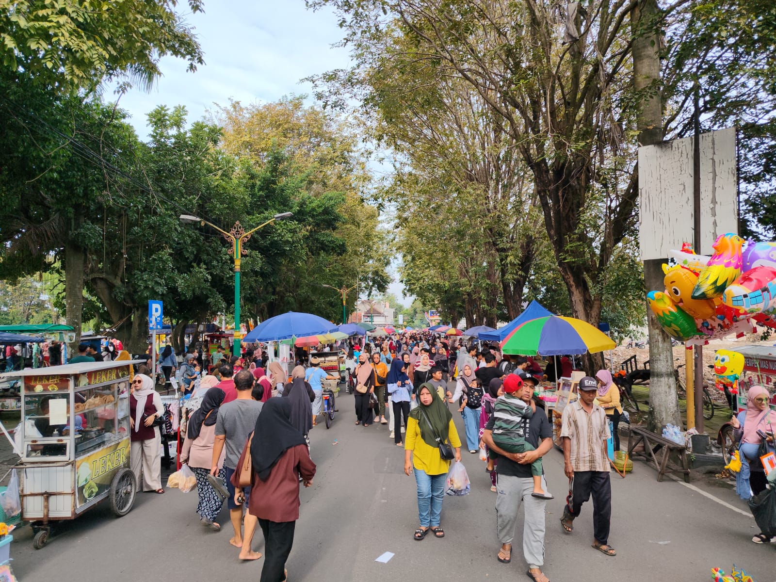 Suasana CFD di Alun-Alun Satya Negara Sukoharjo, Minggu (15/2). Selama Ramadan CFD Alun-Alun Sukoharjo dan Kartasura tetap buka.
