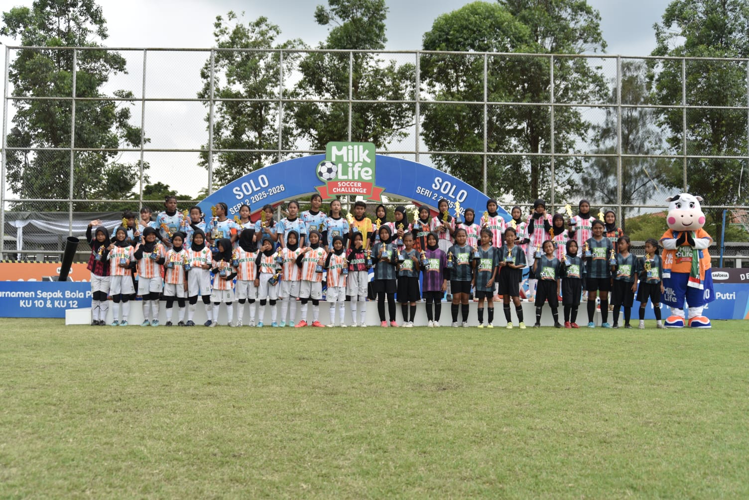 Pengalengan medali ajang MilkLife Soccer Challenge (MLSC) Solo.