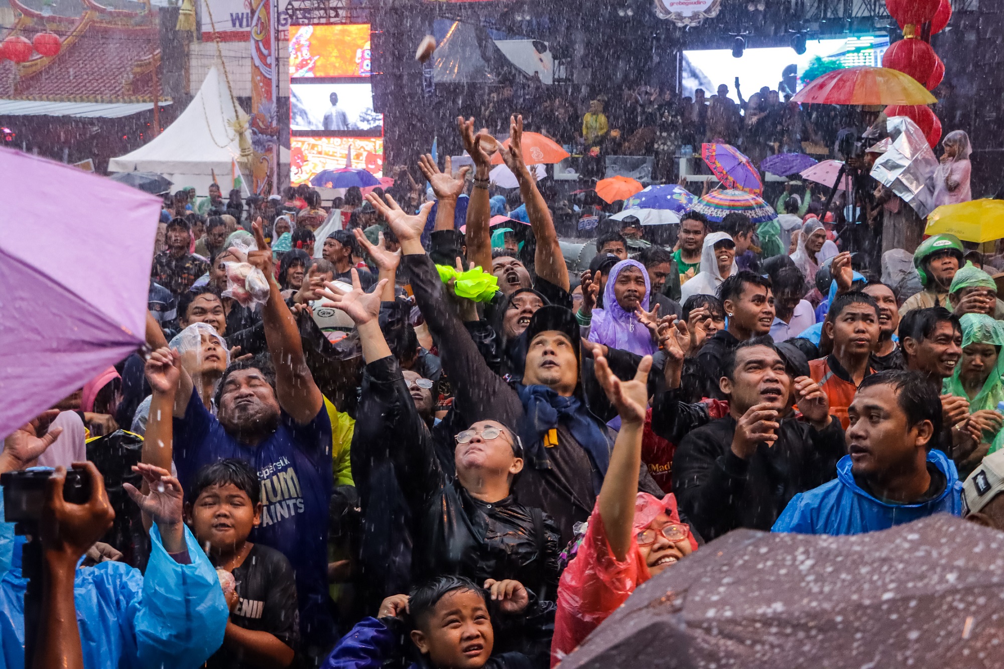 Masyarakat berebut kue keranjang di Grebeg Sudiro&nbsp; kawasan Pasar Gede, kemarin (15/2). (M Ihsan/Radar Solo)