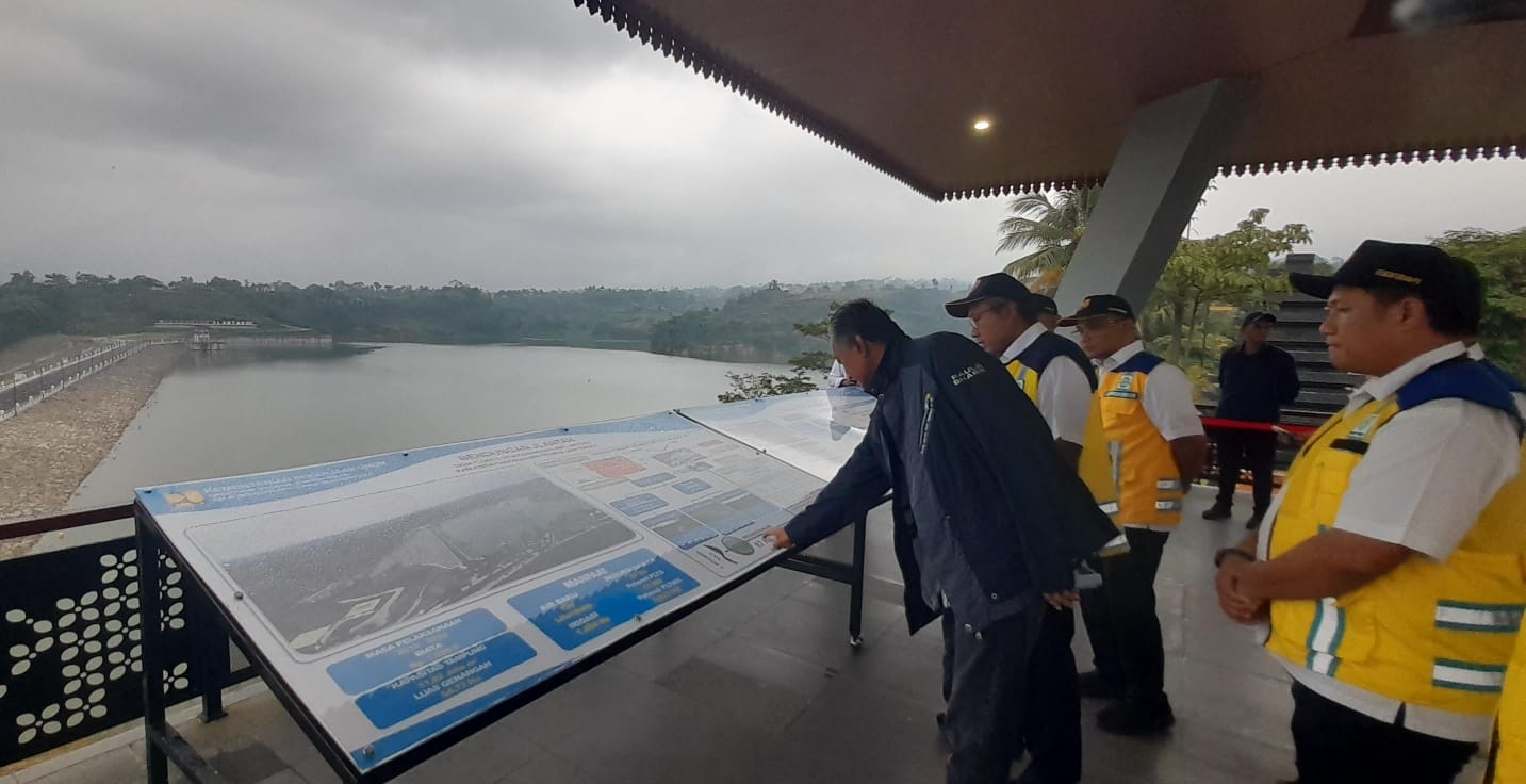 Menteri Pekerjaan Umum (DPU) Dody Hanggodo saat mengunjungi Bendungan Jlantah di Kecamatan Jatiyoso, Sabtu (14/2/2026). (Rudi Hartono/Radar Solo)