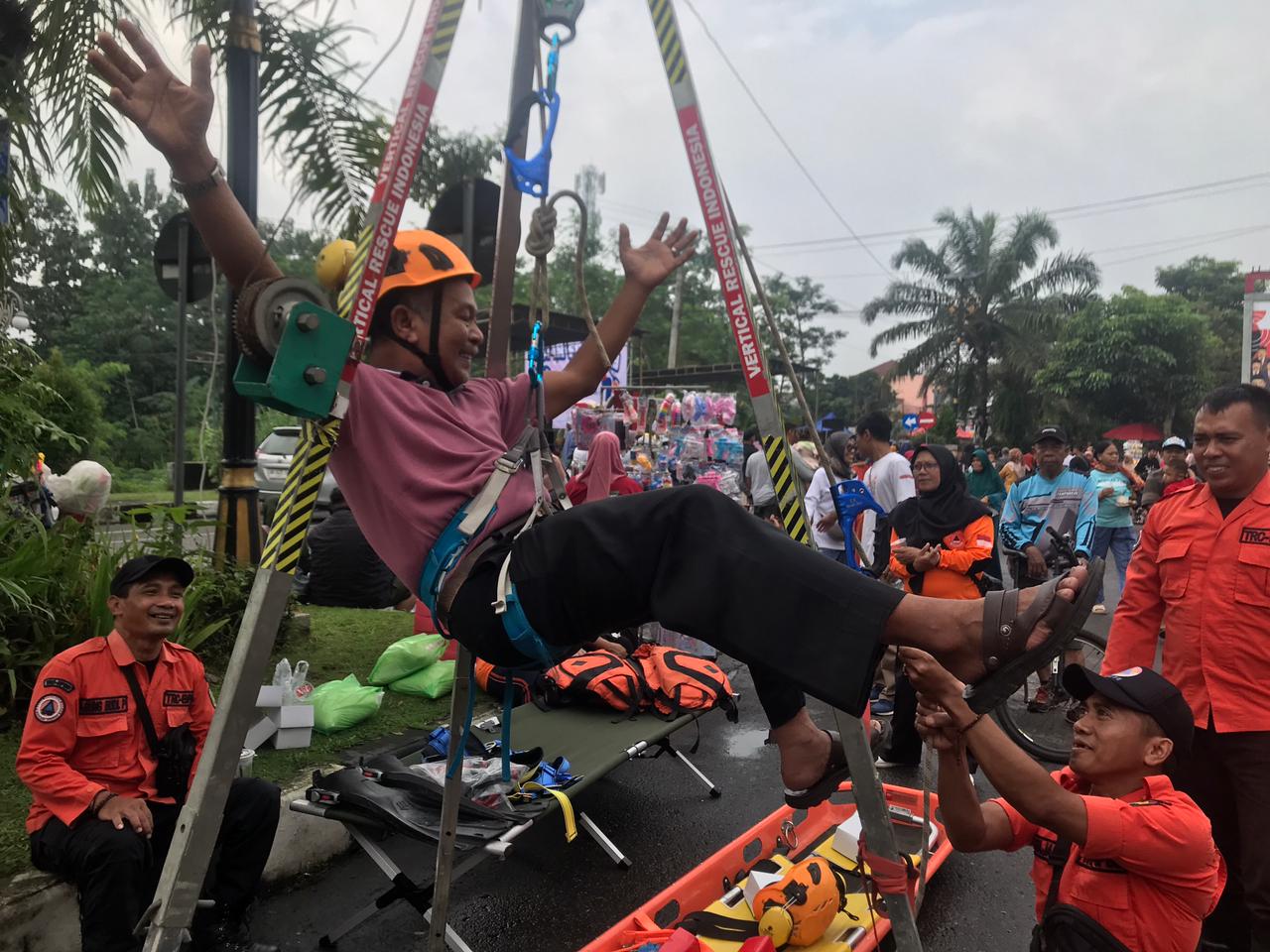 BPBD Boyolali kenalkan alat evakuasi kepada pengunjung CFD di Jalan Pandanaran, Minggu (15/2/2026).