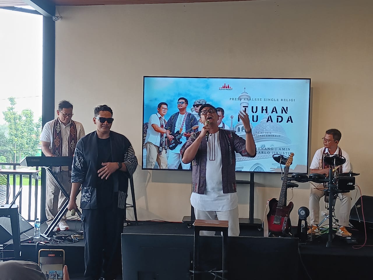 Bupati Klaten Hamenang saat membawakan lagu Tuhan Itu Ada bersama Amin serta personel Jikustik dalam peluncuran rilis single di Senjadi Emerald, Desa Sumberejo, Kecamatan Klaten Selatan.