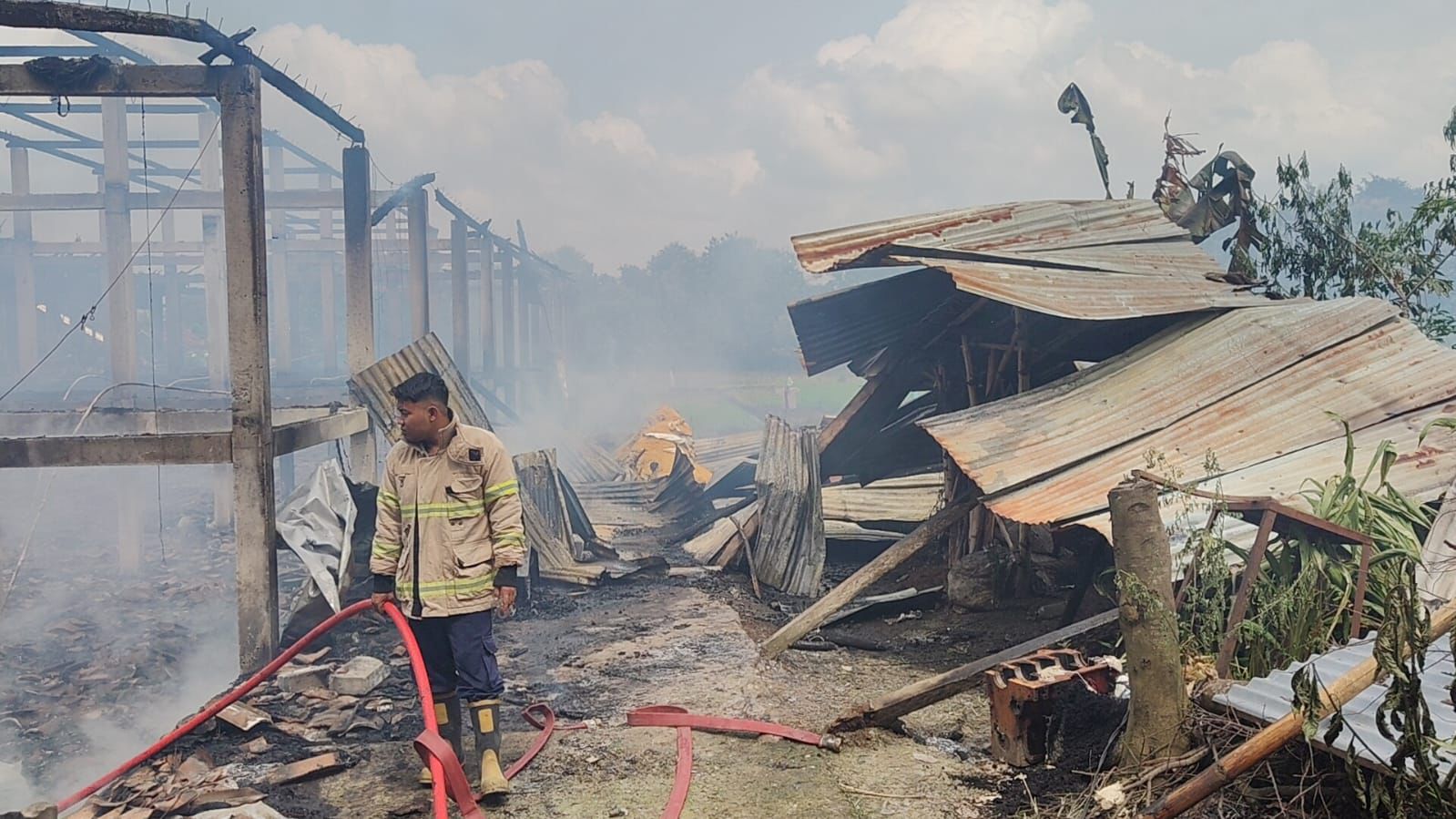 Kandang ayam milik Aminudin berisi 10 ribu ekor anak ayam di Dukuh Brajan, Desa Sindon, Kecamatan Ngemplak, Boyolali ludes terbakar.