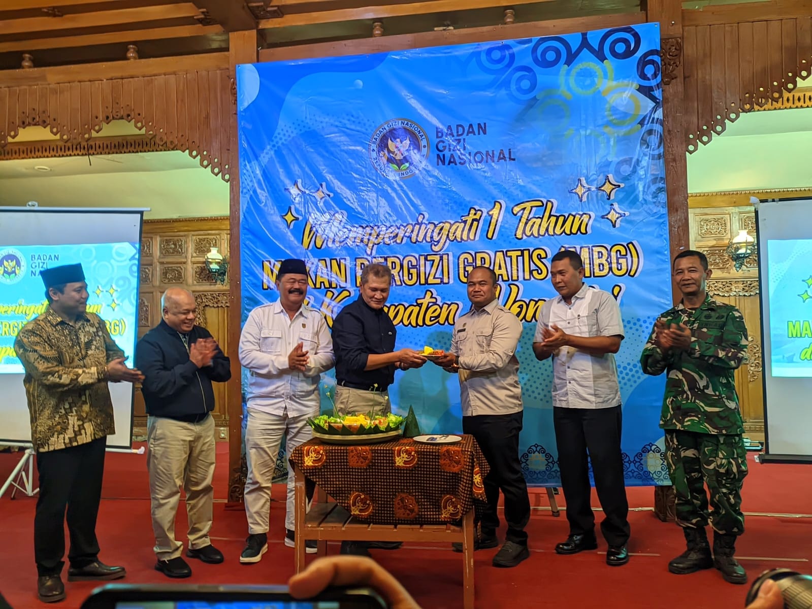 Bupati Wonogiri Setyo Sukarno (empat dari kiri) hadiri peringatan 1 tahun pelaksanaan program MBG, Jumat (13/2/2026).