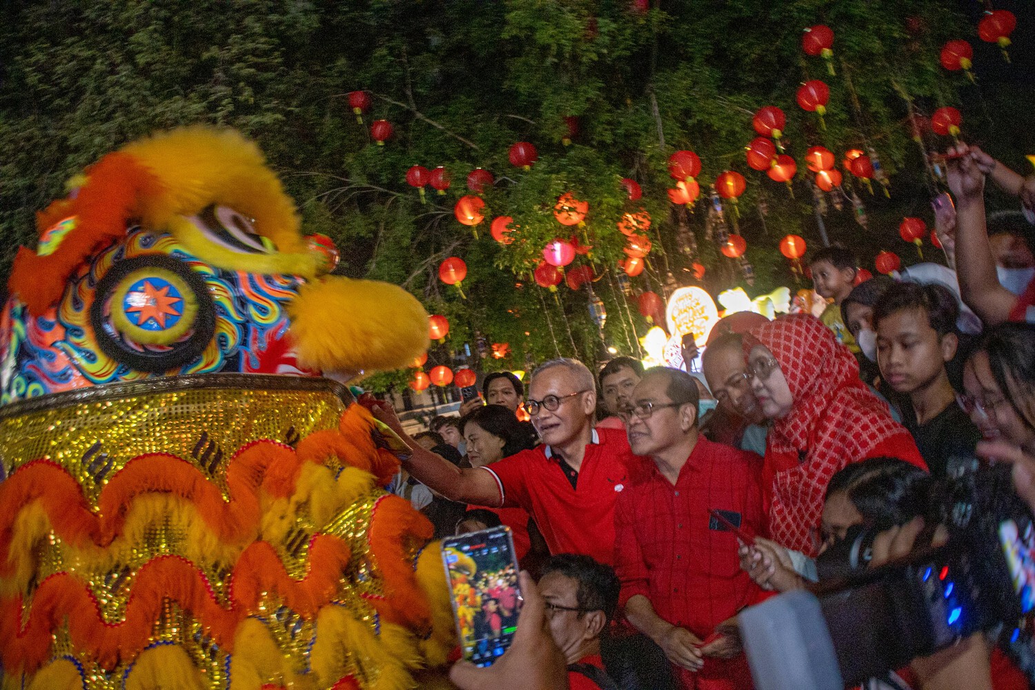 Ketua DPC PDIP Kota Solo Aria Bima saat membagikan angpao pada barongsai di depan Plaza Balai Kota, Sabtu (14/2/2026).