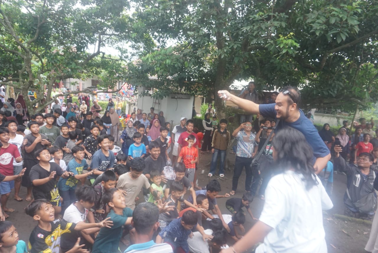 Tradisi unik sadranan di Dusun Dalangan, Desa Kalitengah, Kecamatan Wedi, Klaten dengan menyebar koin sebagai wujud rasa syukur.