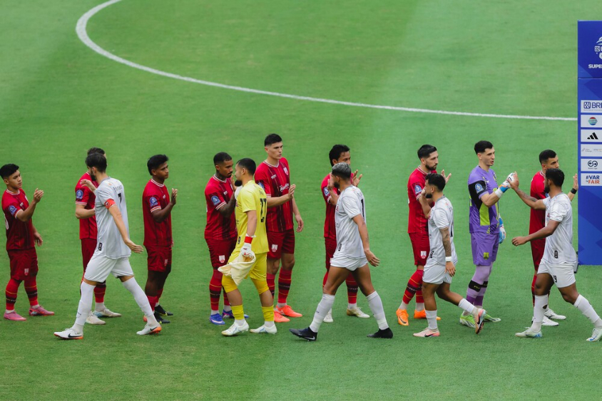 BERSIAP: Persis Solo Vukasin Vranes (jersey ungu) bersama rekan-rekananya memberi salam kepada pemain Madura United.  &nbsp;