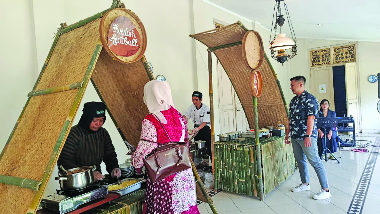 Suasana Peken Langen Suko di House of Danar Hadi Solo yang hadir 18 Februari hingga 30 Maret 2026. JADUL: Jajanan pasar di Peken Langen Suko.